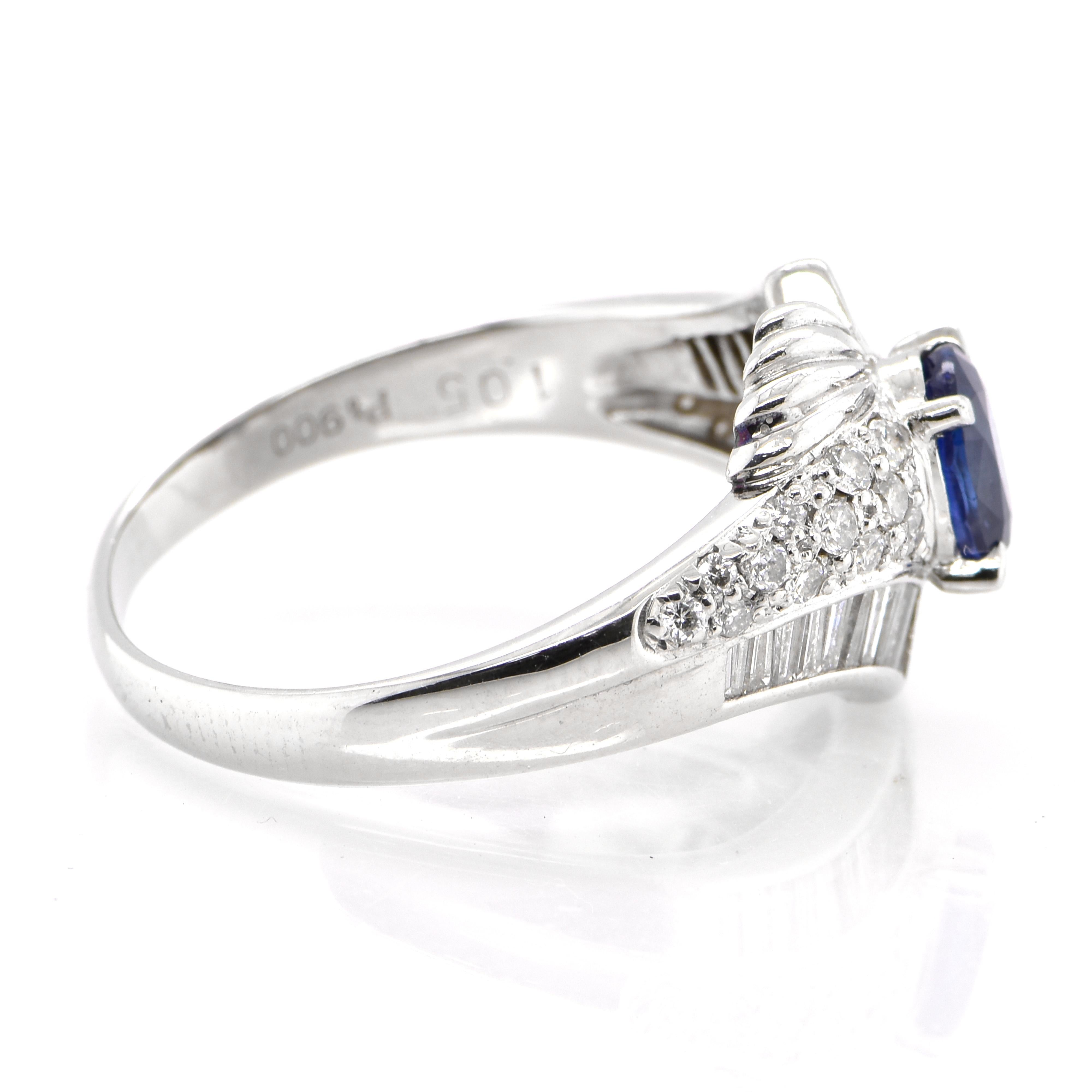 Vintage Platinum Ring featuring a 1.05 Carat Blue Sapphire and Diamonds In Excellent Condition For Sale In Tokyo, JP