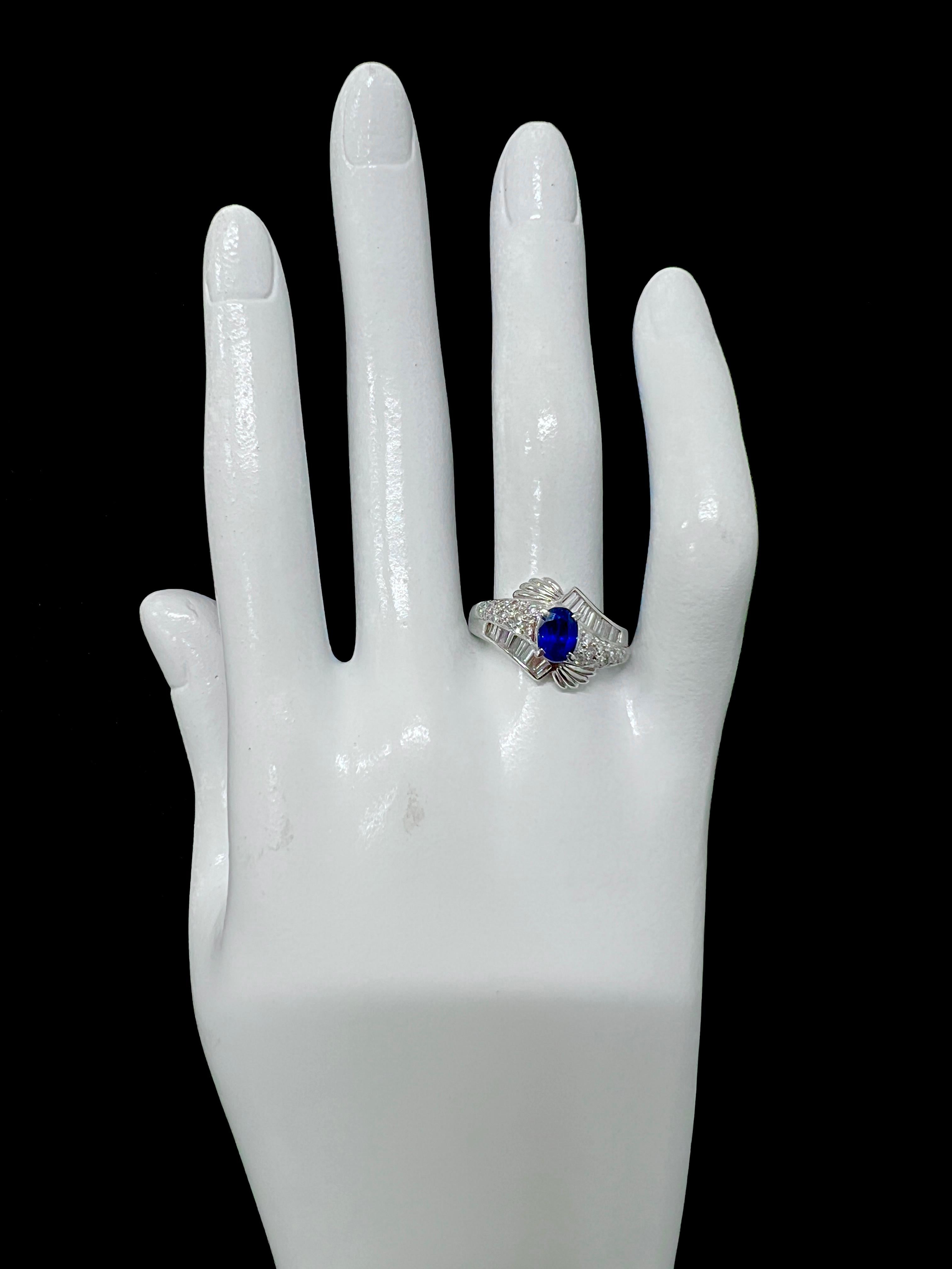 Vintage Platinum Ring featuring a 1.05 Carat Blue Sapphire and Diamonds For Sale 1