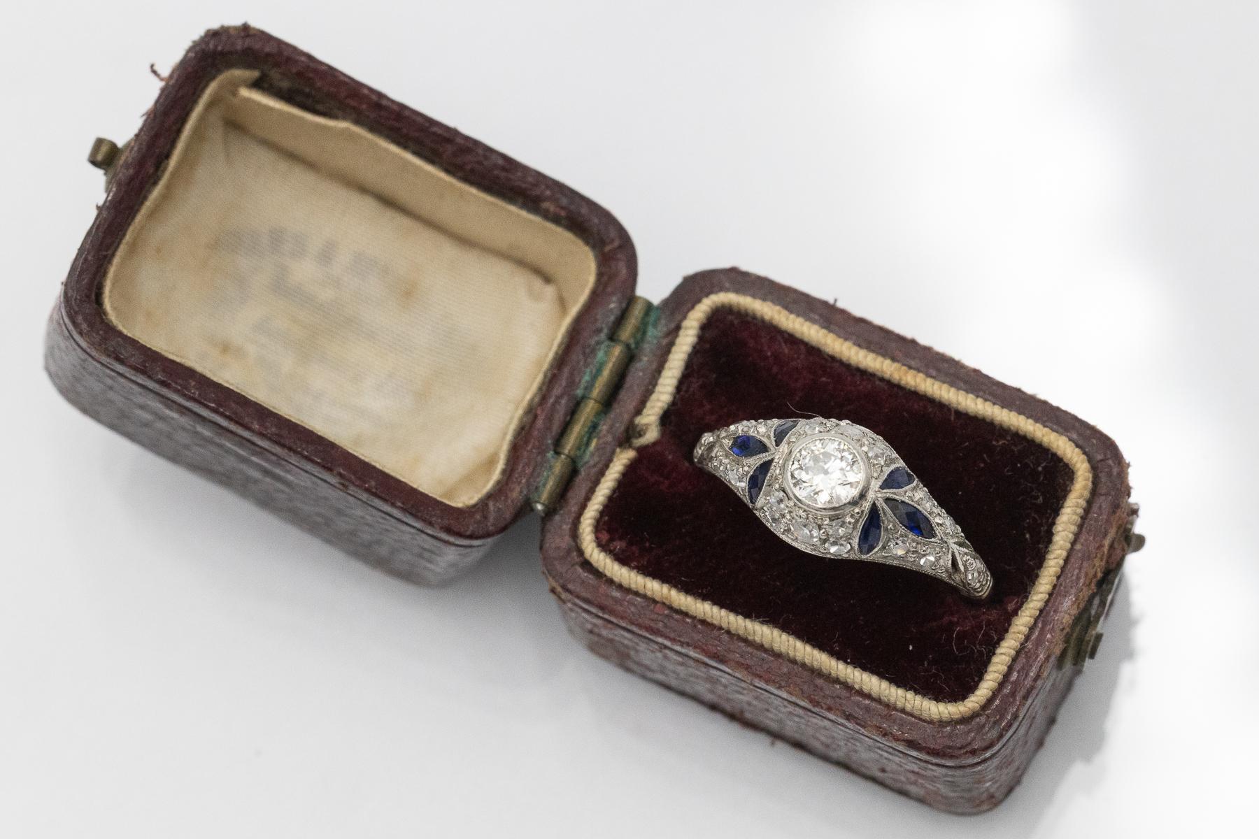 Vintage-Platinring im Art-déco-Stil mit Diamanten und synthetischen Saphiren. im Angebot 5