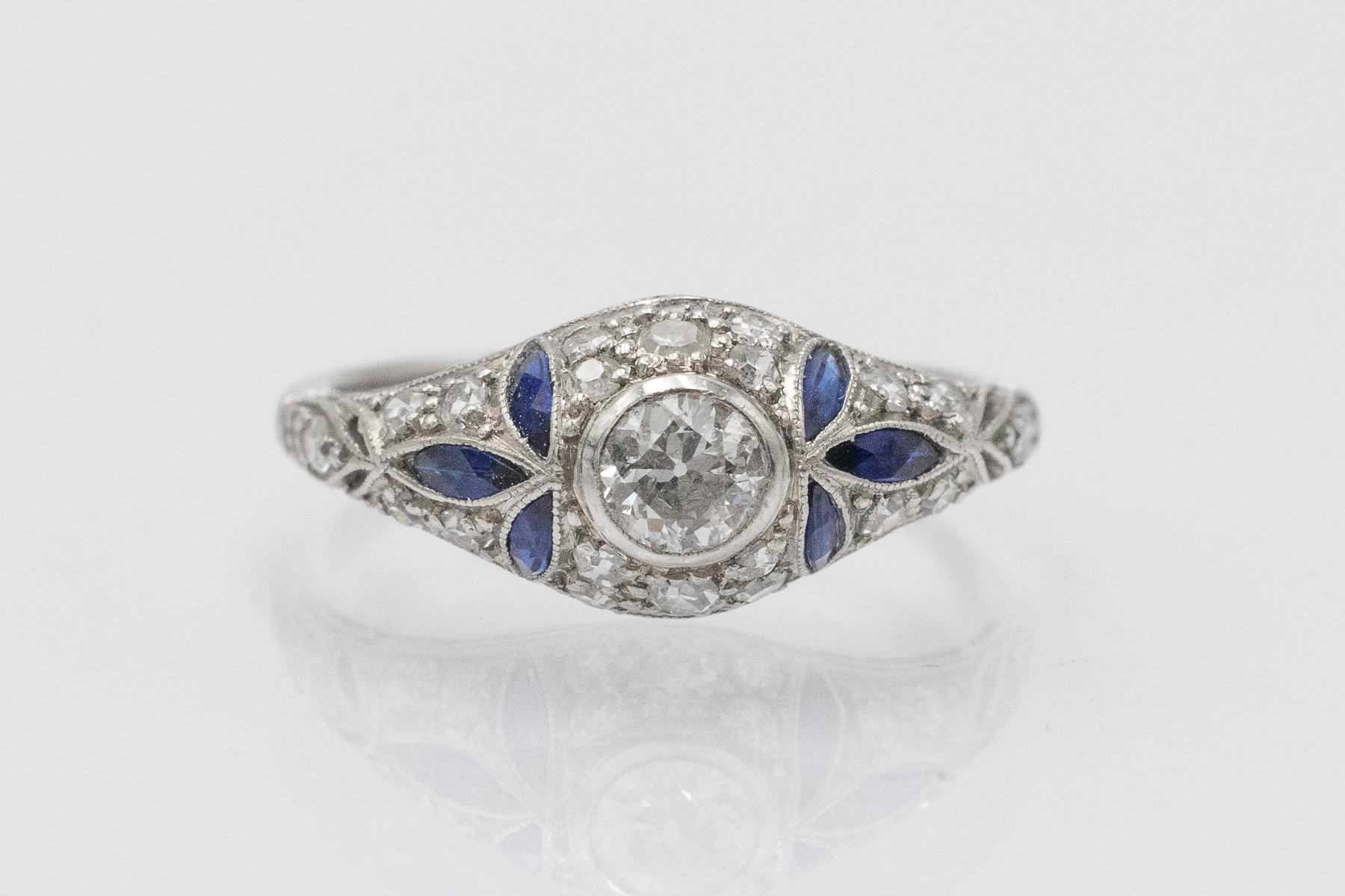 Ein Vintage-Ring aus Platin (Feingehalt 0,990) im schönen Art-déco-Stil der 1920er und 1930er Jahre.

Herkunft: Westeuropa, ca. 1920/1930

In der Mitte des Rings befindet sich ein Diamant im alten Brillantschliff mit einem Gewicht von ca. 0,25 ct