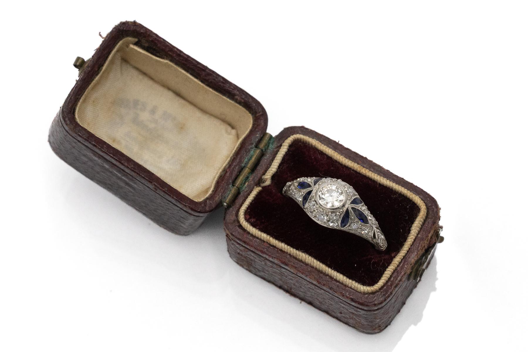 Vintage-Platinring im Art-déco-Stil mit Diamanten und synthetischen Saphiren. (Alteuropäischer Schliff) im Angebot