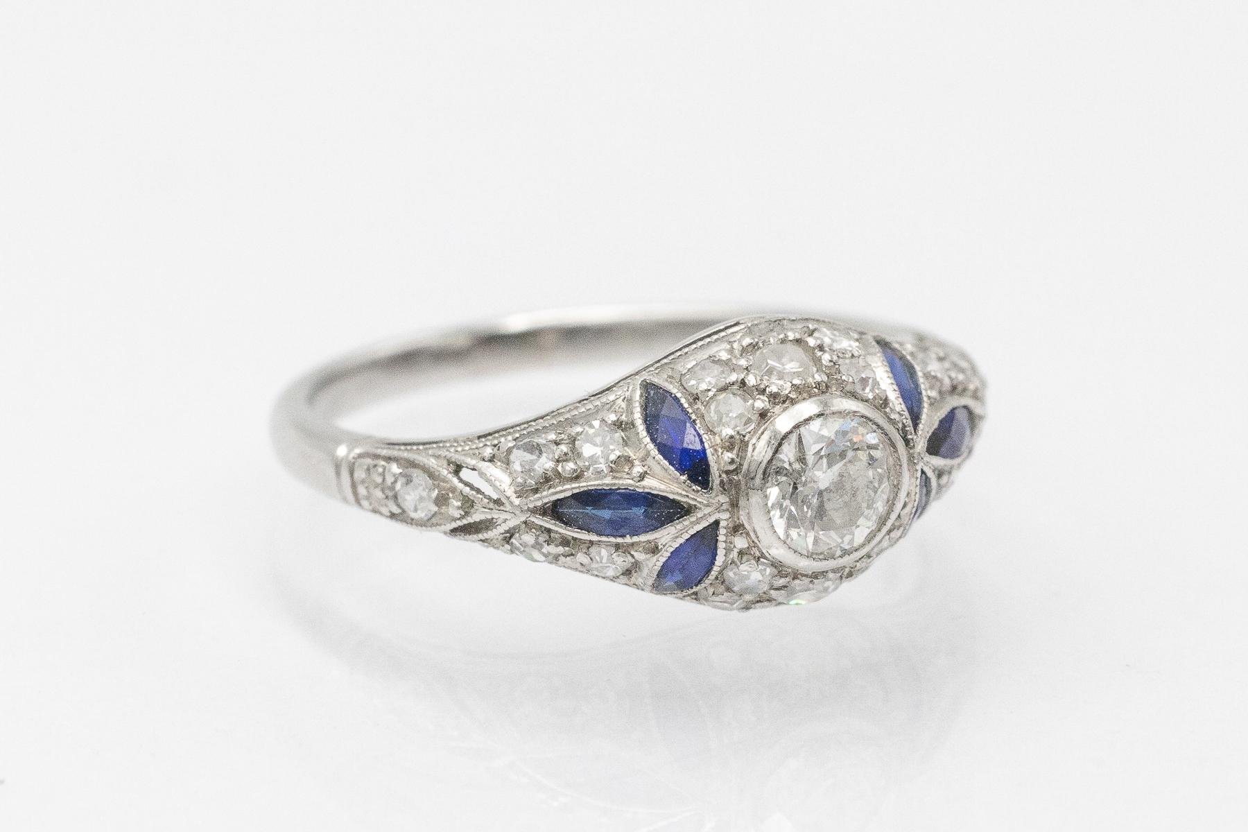 Vintage-Platinring im Art-déco-Stil mit Diamanten und synthetischen Saphiren. im Angebot 2