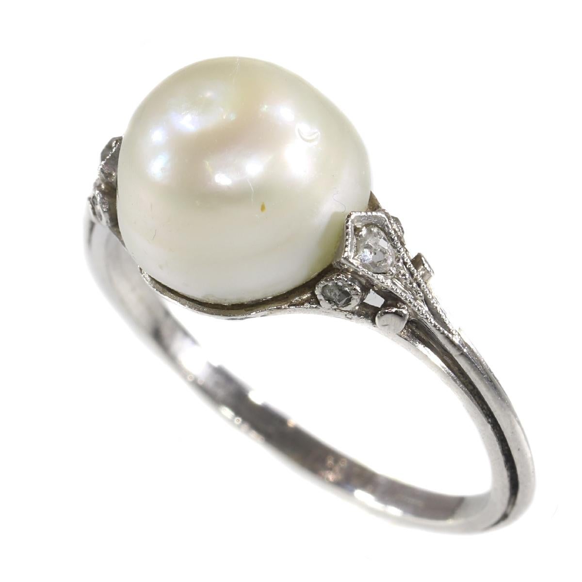 Vintage Platinum Ring with Big Pearl and Rose Cut Diamonds In Excellent Condition For Sale In Antwerp, BE