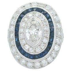 Anillo vintage de platino con halo de diamante marquesa y zafiro, circa años 20