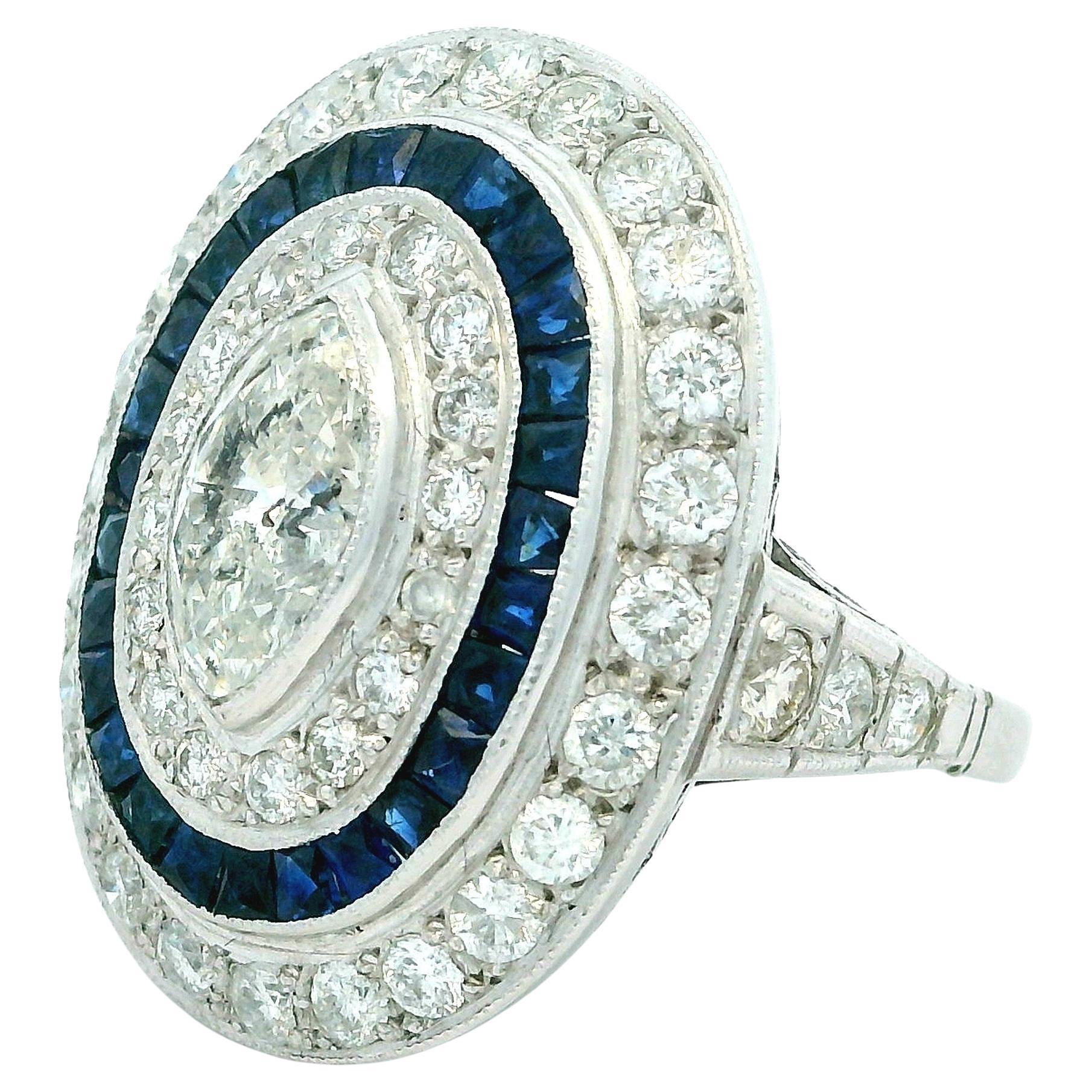 Bague vintage en platine avec un halo de diamants et de saphirs en forme de marquise, vers les années 1920