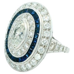 Bague vintage en platine avec un halo de diamants et de saphirs en forme de marquise, vers les années 1920