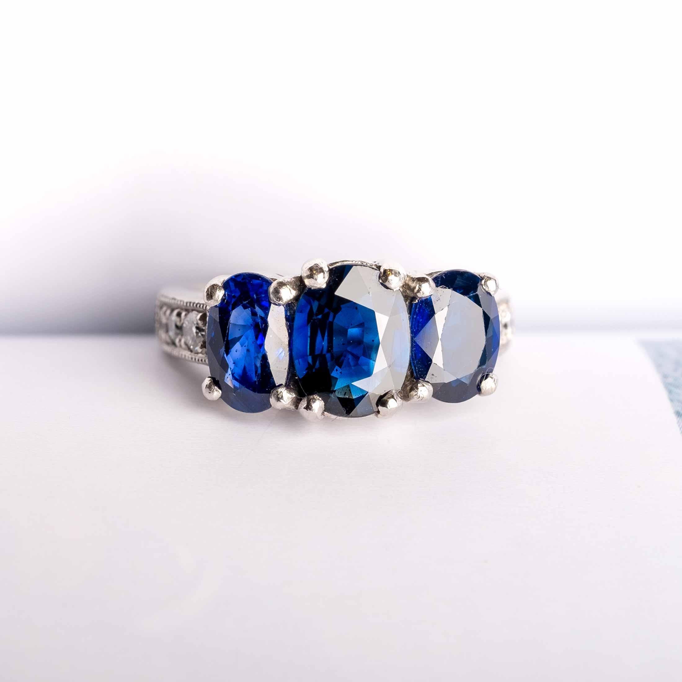 Anello vintage in platino con trilogia di zaffiri naturali e diamanti In condizioni buone in vendita a Milano, MI