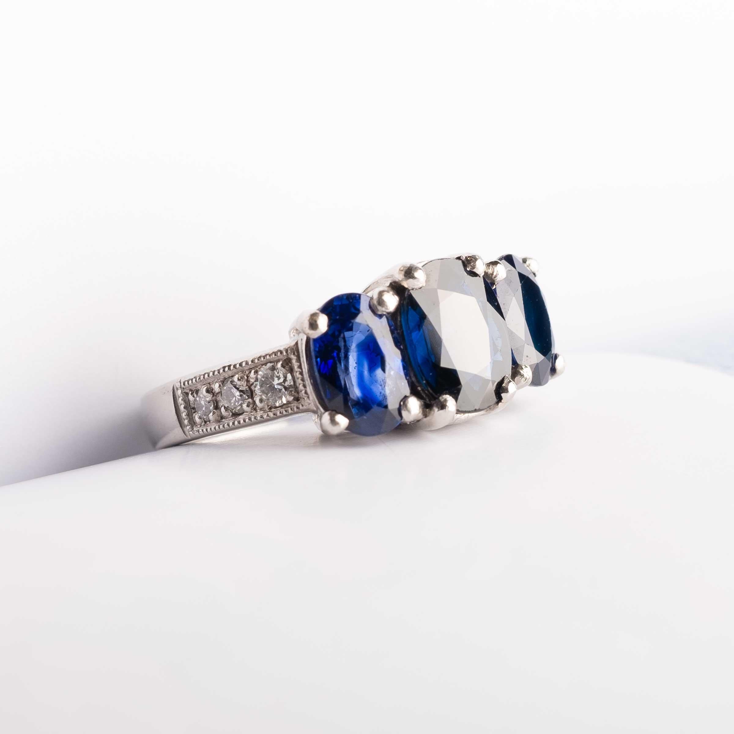 Donna Anello vintage in platino con trilogia di zaffiri naturali e diamanti in vendita