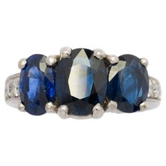 Anello vintage in platino con trilogia di zaffiri naturali e diamanti