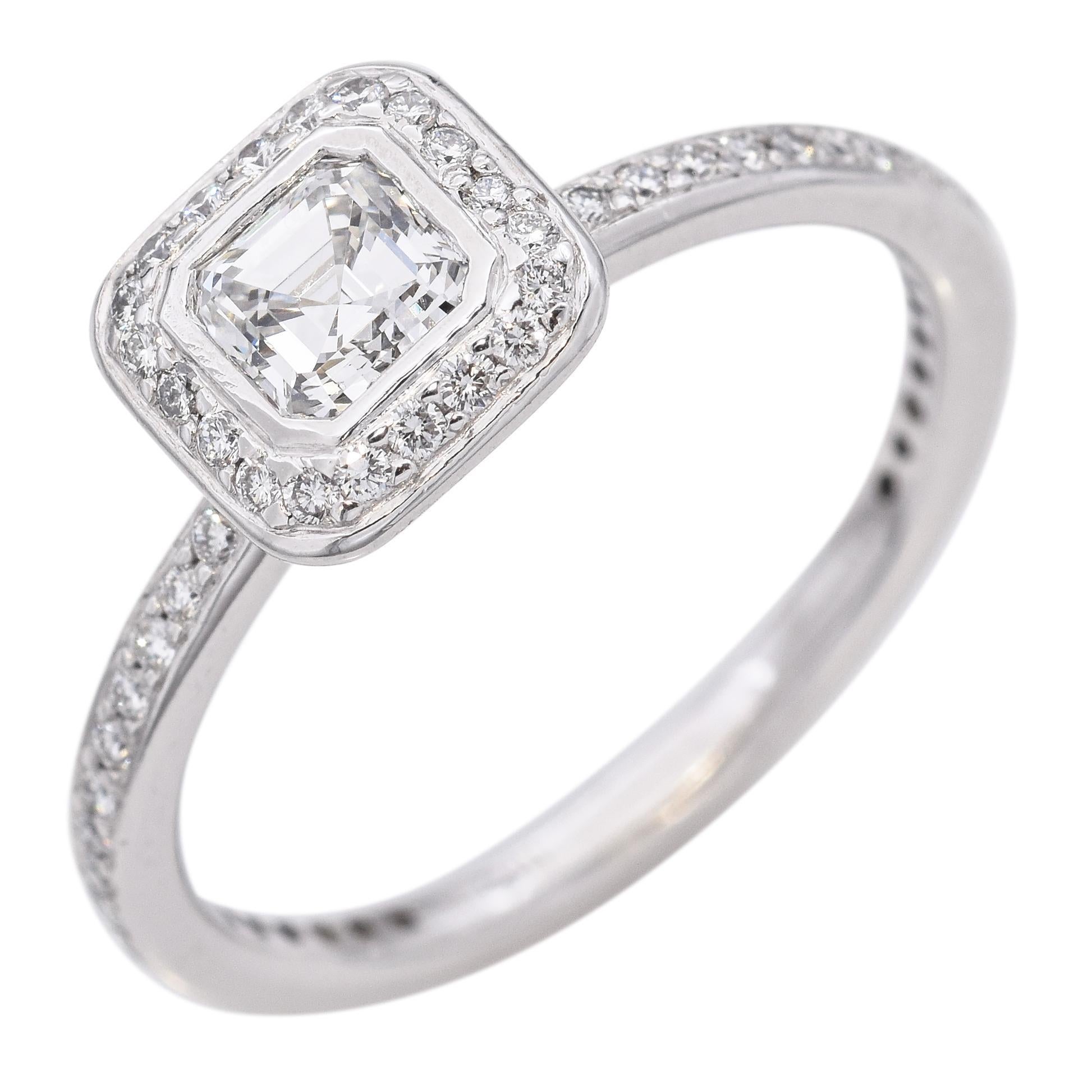 Questo anello con diamante vintage di Ritani è realizzato in lussuoso platino e presenta un totale di 0,99 carati di diamanti scintillanti. Il design mette in mostra l'eleganza tipica di Ritani con una lavorazione finemente dettagliata e una