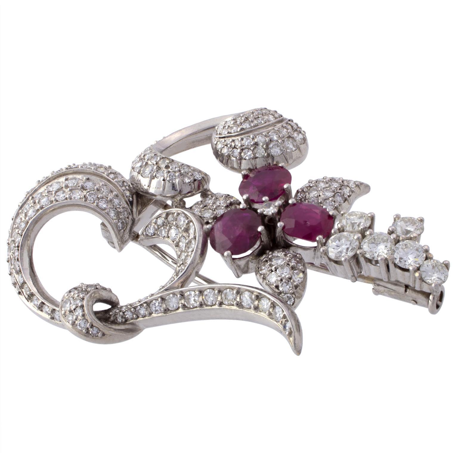 Vintage Platinum Rubies Diamonds Brooch In Excellent Condition For Sale In Madrid, ES