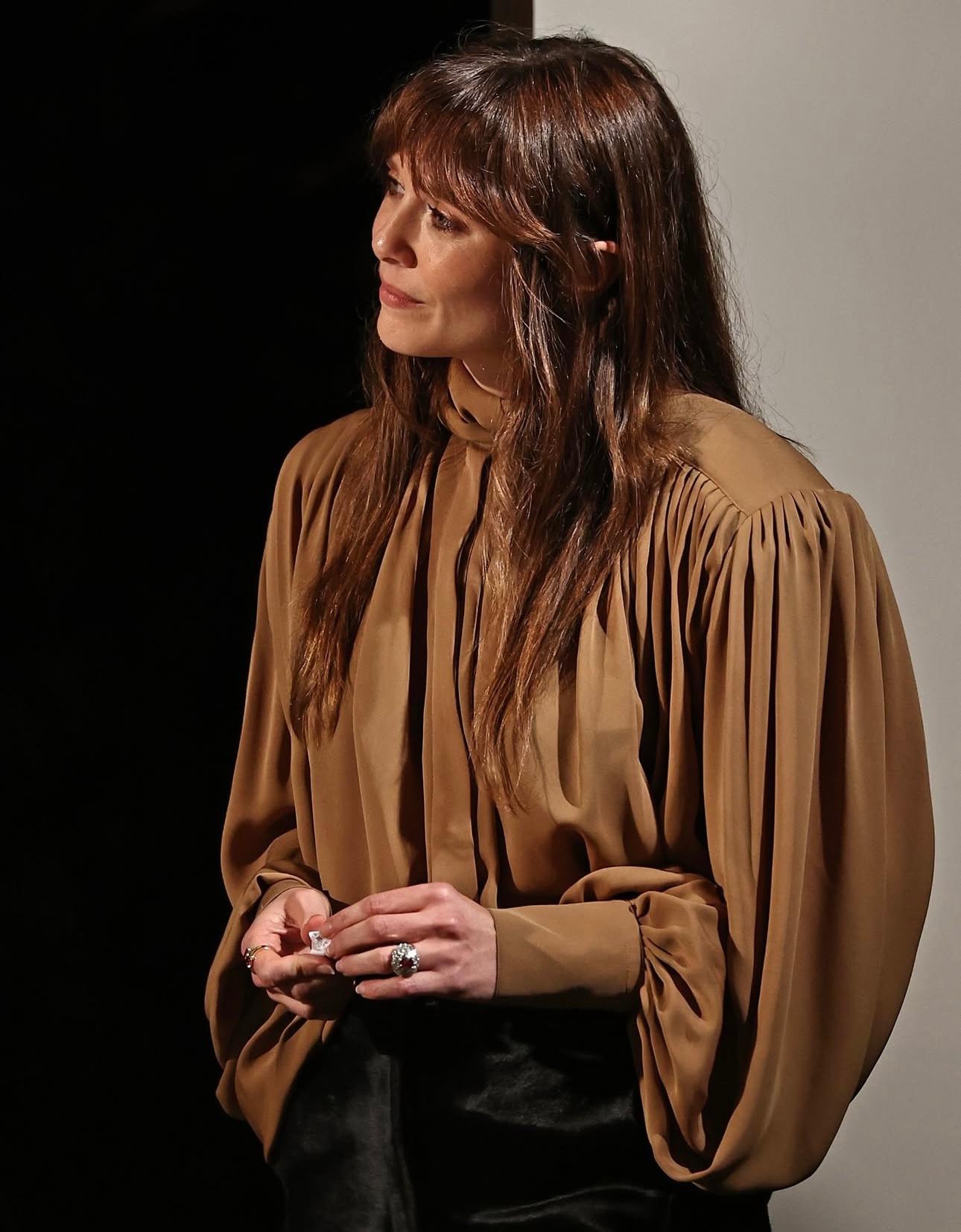 Ein atemberaubender, aus luxuriösem Platin gefertigter Vintage-Cocktailring mit einem lebhaften 2,94-karätigen Rubin im Ovalschliff afrikanischer Herkunft. Der Rubin leuchtet in einem satten Karminrot und ist von einer opulenten, bombenartigen