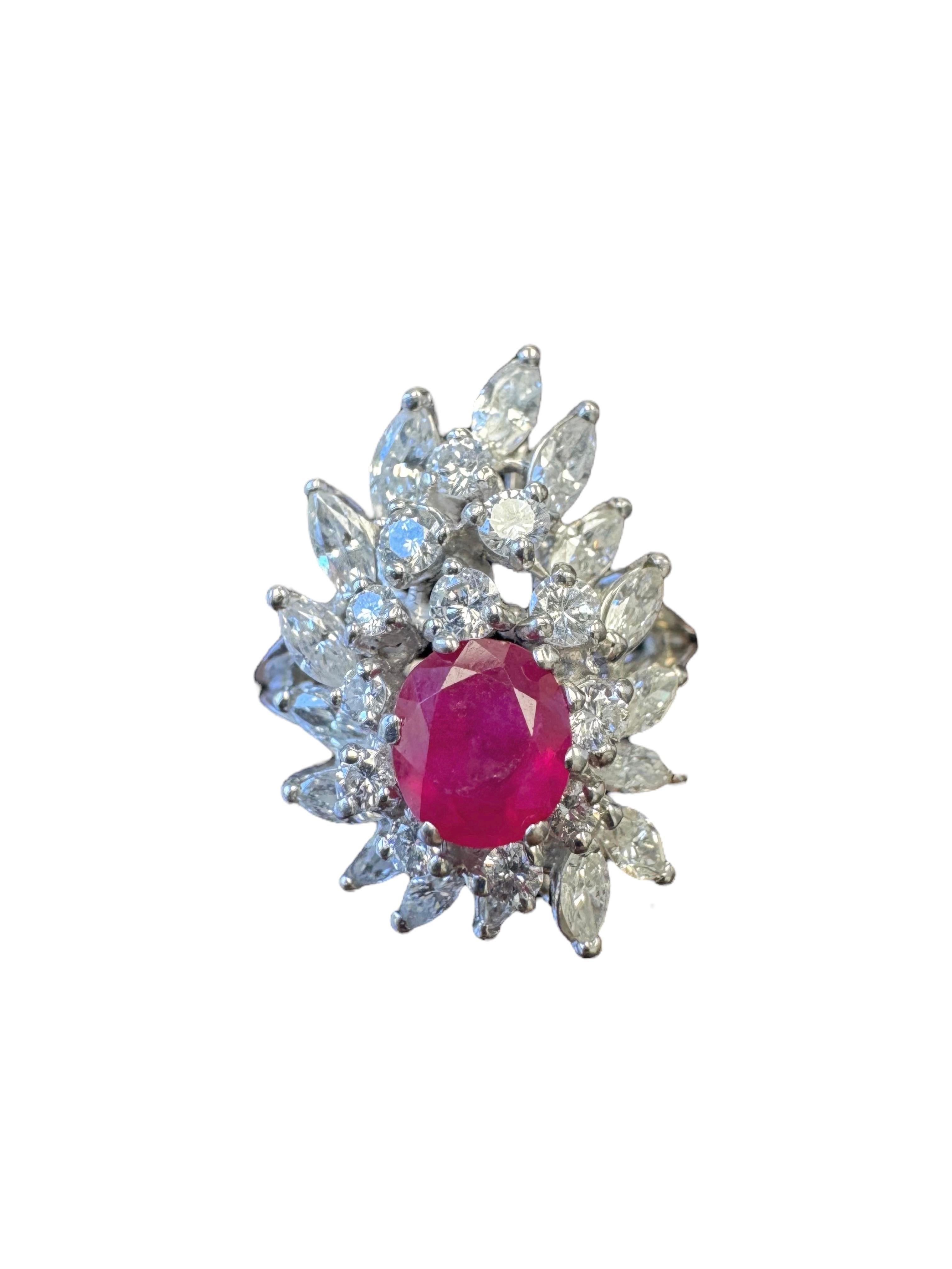Taille ovale Bague vintage en platine avec rubis et diamants en vente