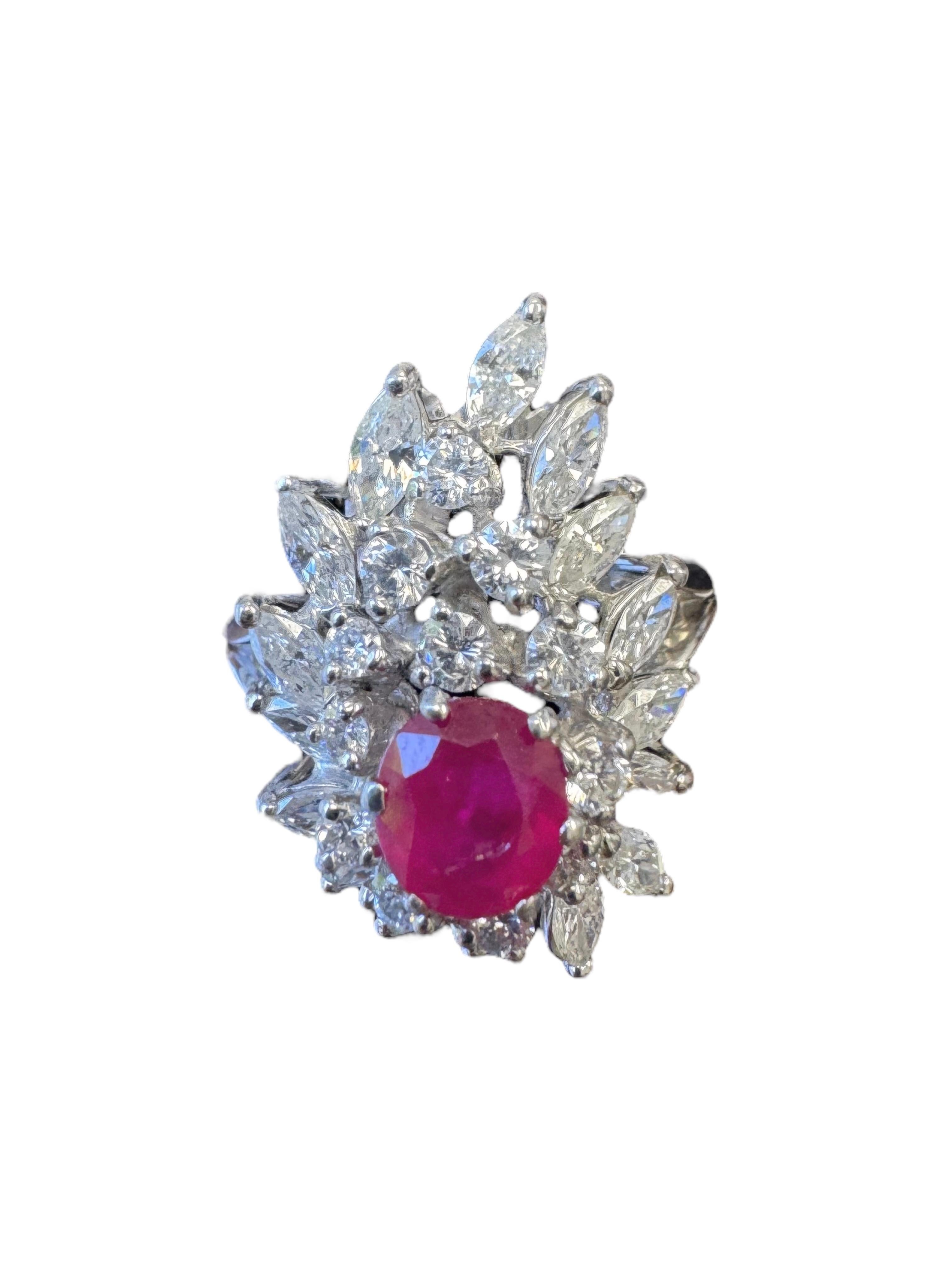Bague vintage en platine avec rubis et diamants Excellent état - En vente à Great Neck Plaza, NY