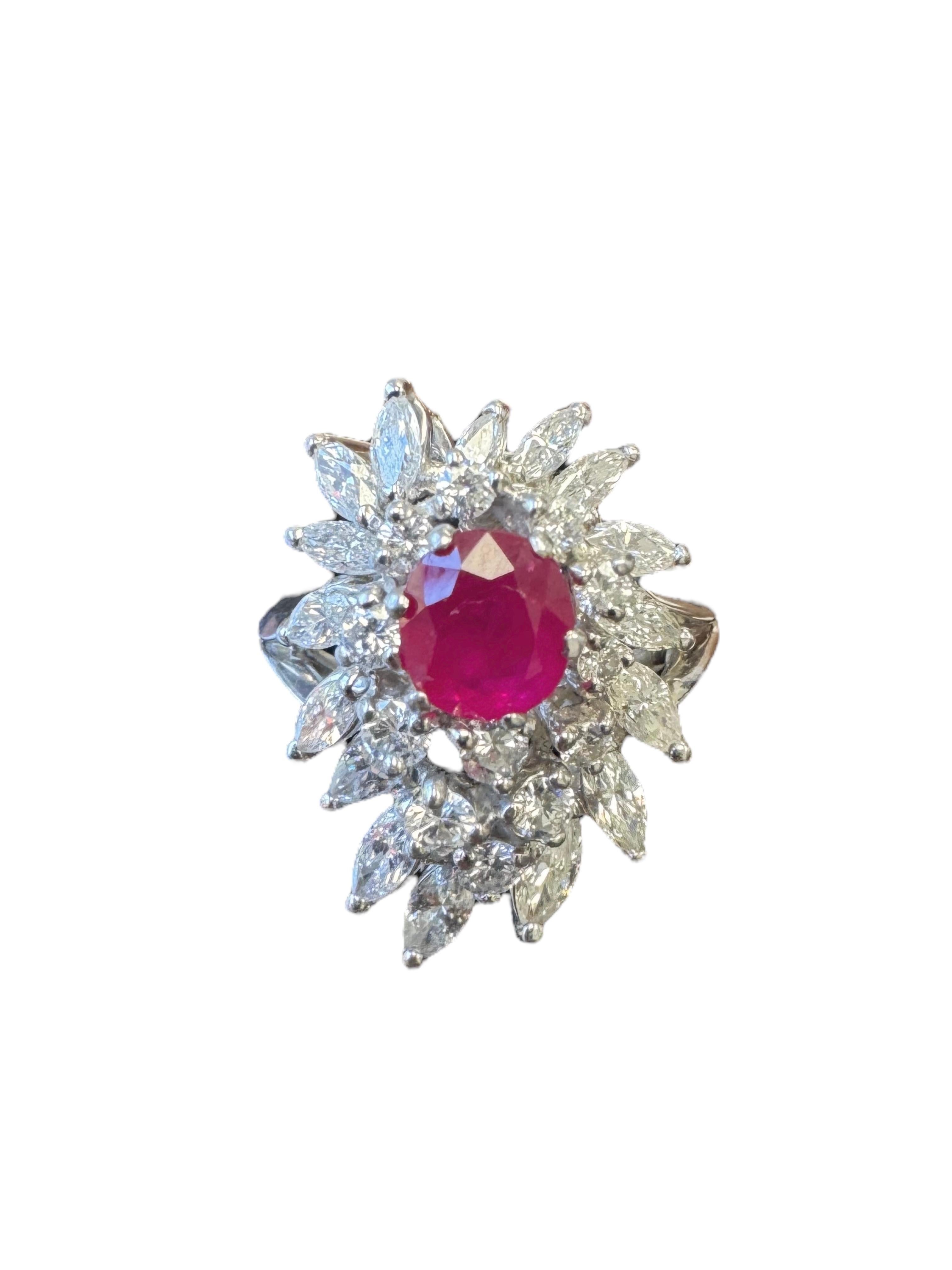 Bague vintage en platine avec rubis et diamants Unisexe en vente