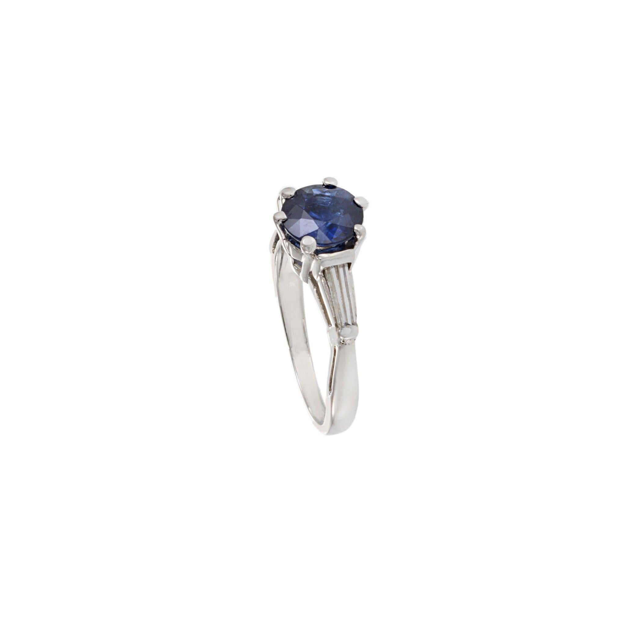 Anillo vintage de platino con zafiro y diamantes Corte redondo en venta