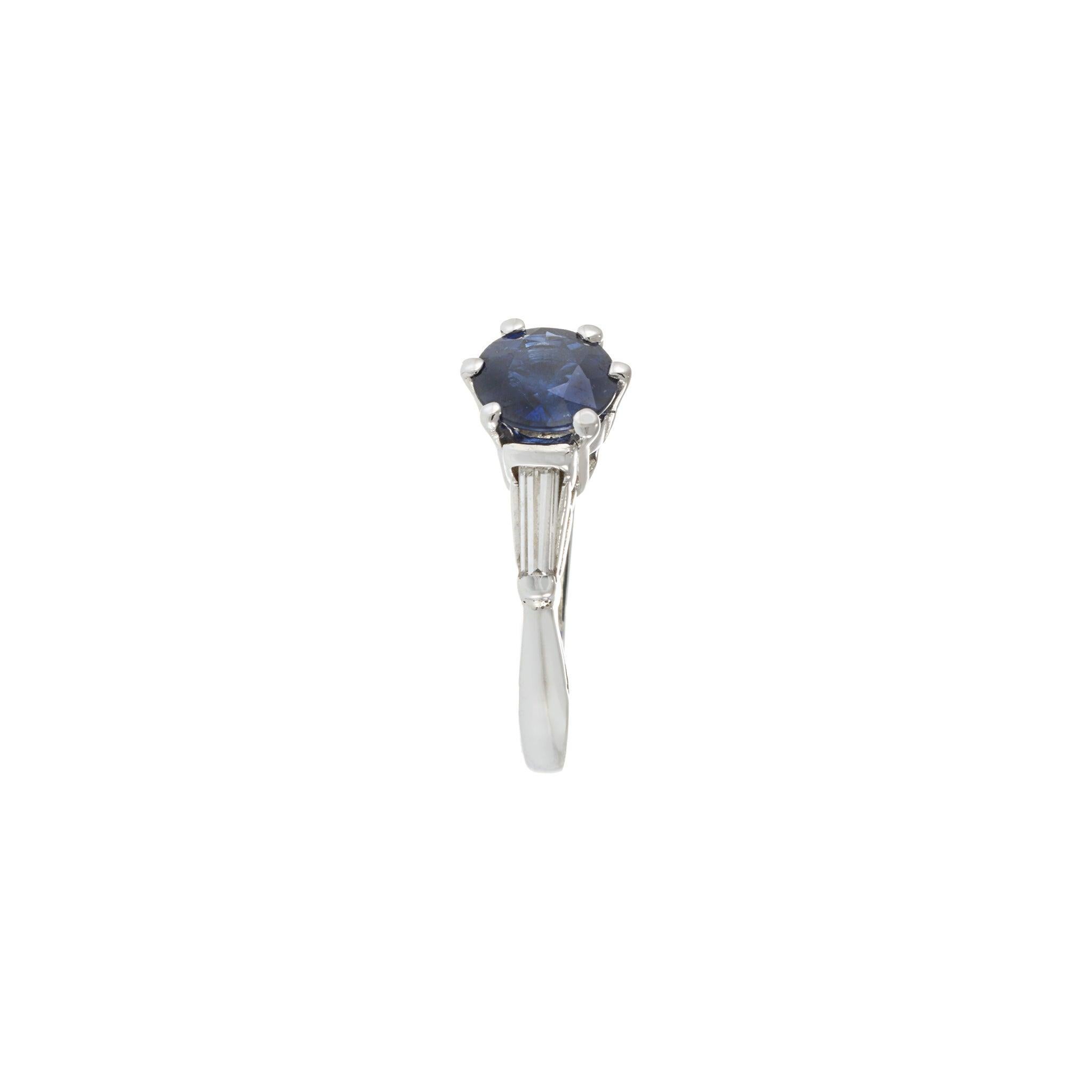 Anillo vintage de platino con zafiro y diamantes en Bueno estado para la venta en New York, NY