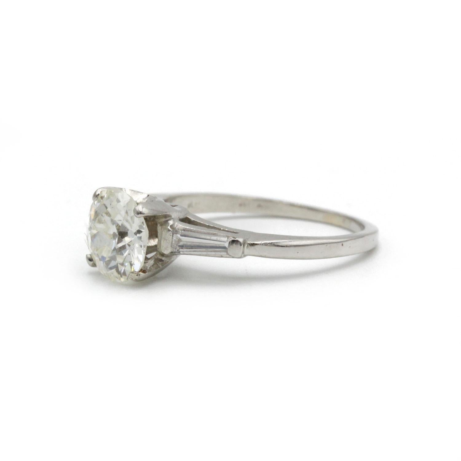 Este elegante anillo solitario vintage de platino encarna la sofisticación atemporal. Realizado en platino 950‰, lleva un diamante central de talla europea antigua de aproximadamente 1,56 quilates (color K, claridad SI1), certificado por el GIA. El