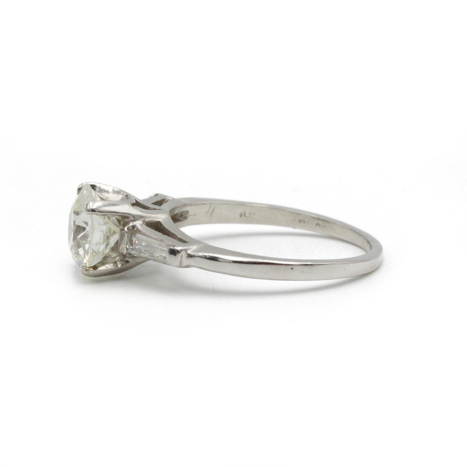 Anillo solitario de platino con diamantes talla vieja europea y baguettes de 1,56 quilates Contemporáneo en venta