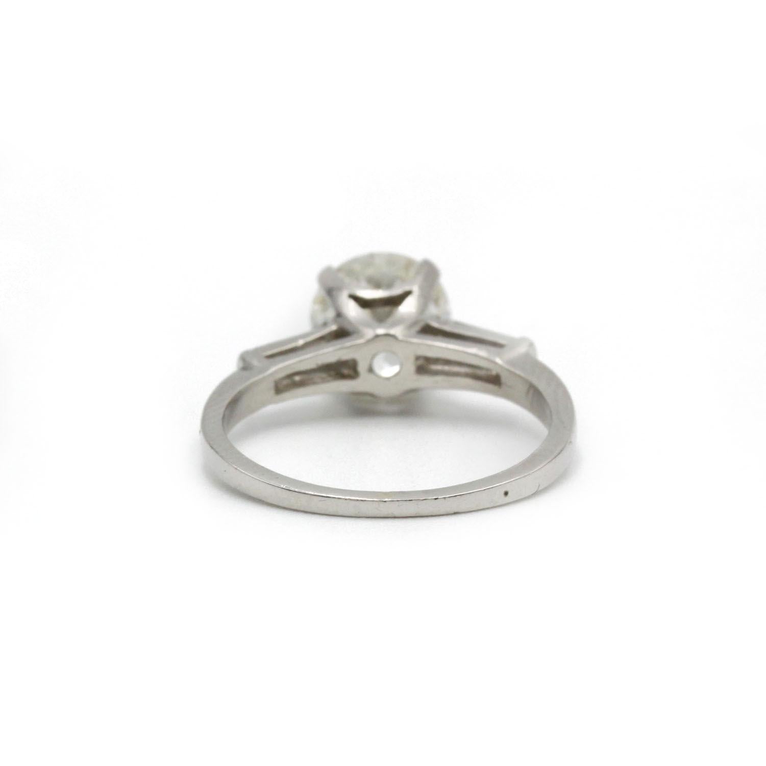 Anillo solitario de platino con diamantes talla vieja europea y baguettes de 1,56 quilates en Bueno estado para la venta en MONTMORENCY, FR