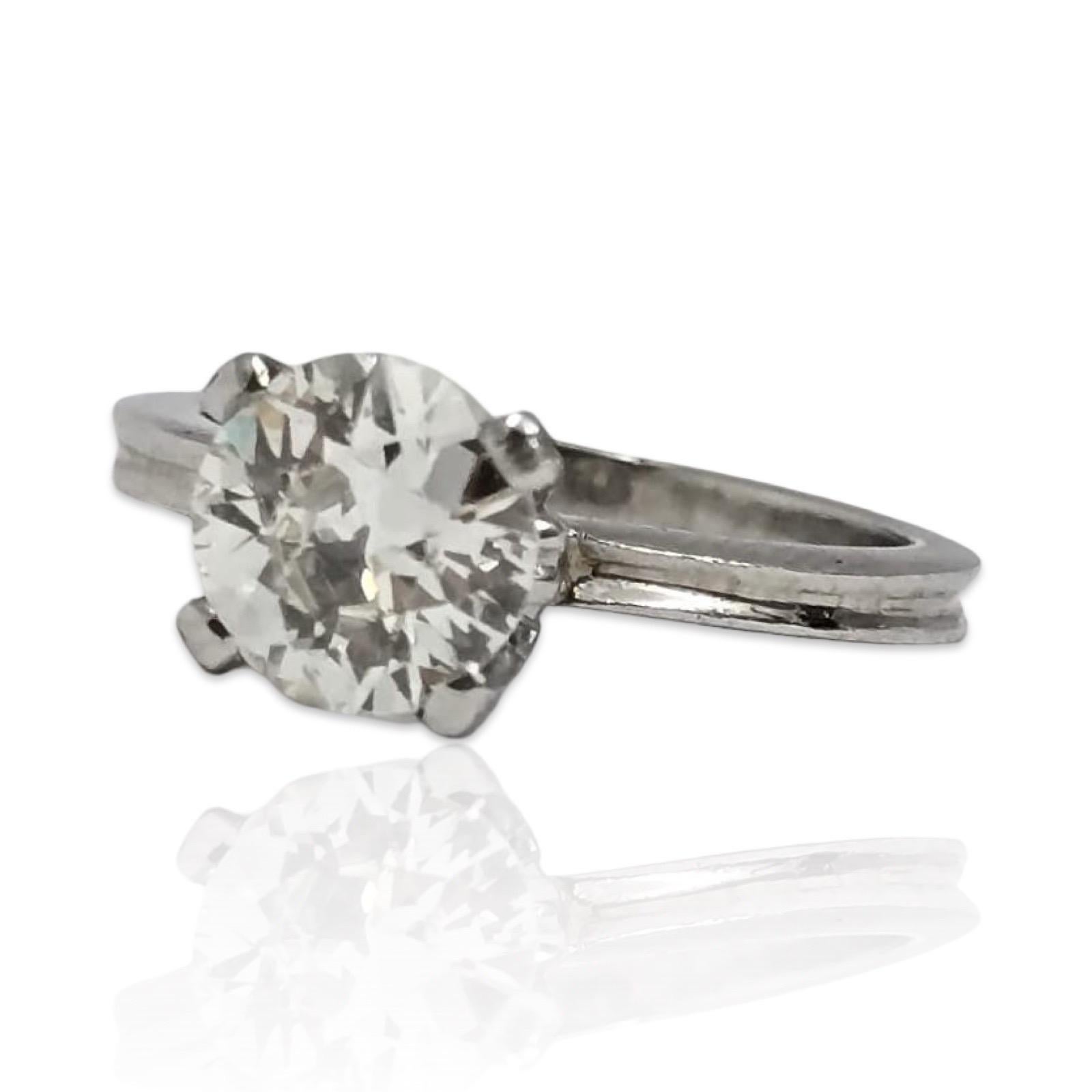 Zeitlose Eleganz trifft bei diesem Solitär-Verlobungsring aus Platin im Vintage-Stil auf raffinierte Handwerkskunst. In der Mitte befindet sich ein GIA-geprüfter Naturdiamant mit einem Gewicht von ca. 1,60 Karat. Der runde Stein im Brillantschliff