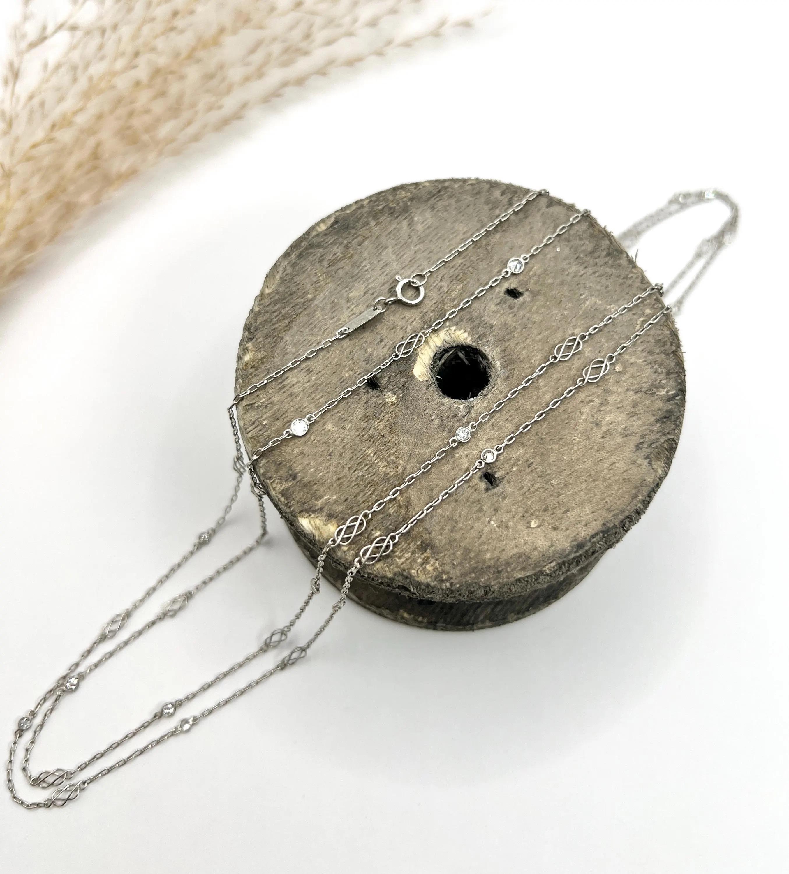 Catena mezza guardia in platino 

Platino stampato 950

Elegante e raffinata catena con mezza guardia in platino. Questa favolosa catena a maglie tracciate presenta un delizioso gioco di maglie a nodo d'amore, elegantemente intervallate per tutta la
