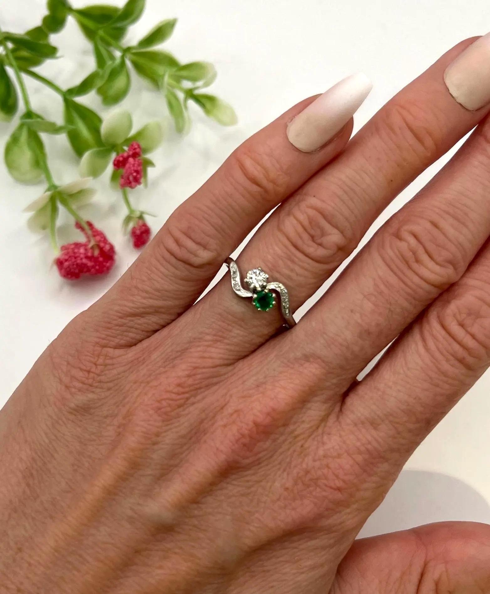 Bague Vintage Emeraude et Diamant

 Platine estampillé 

Circa 1920s

Cette superbe bague Toi Et Moi des années 1920 est une véritable beauté vintage. La bague est fabriquée en platine et comporte une émeraude et un diamant sertis en griffe, avec