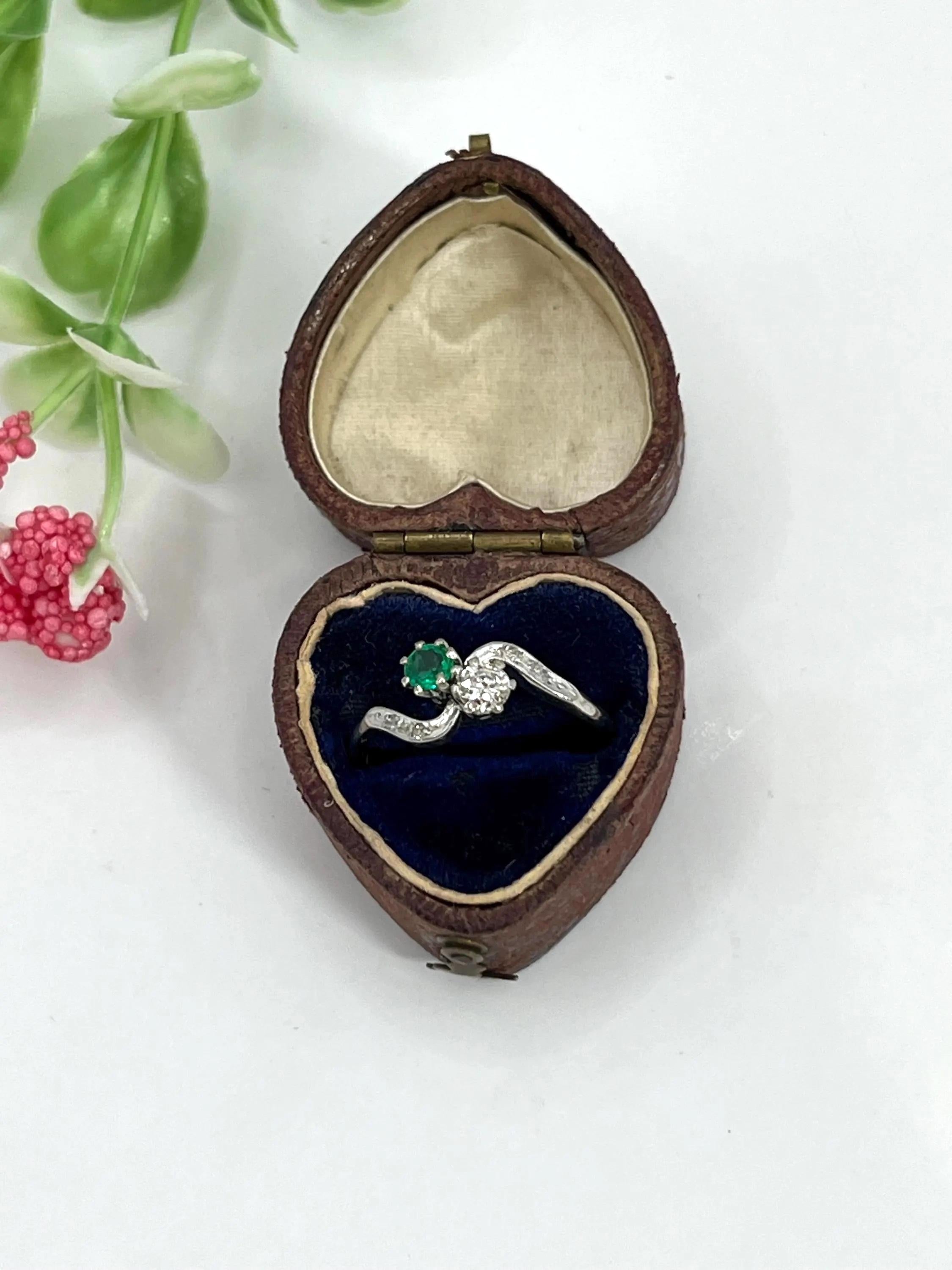 Bague Toi Et Moi en platine estampillé, 1920, émeraude et diamant Bon état à Brighton, GB