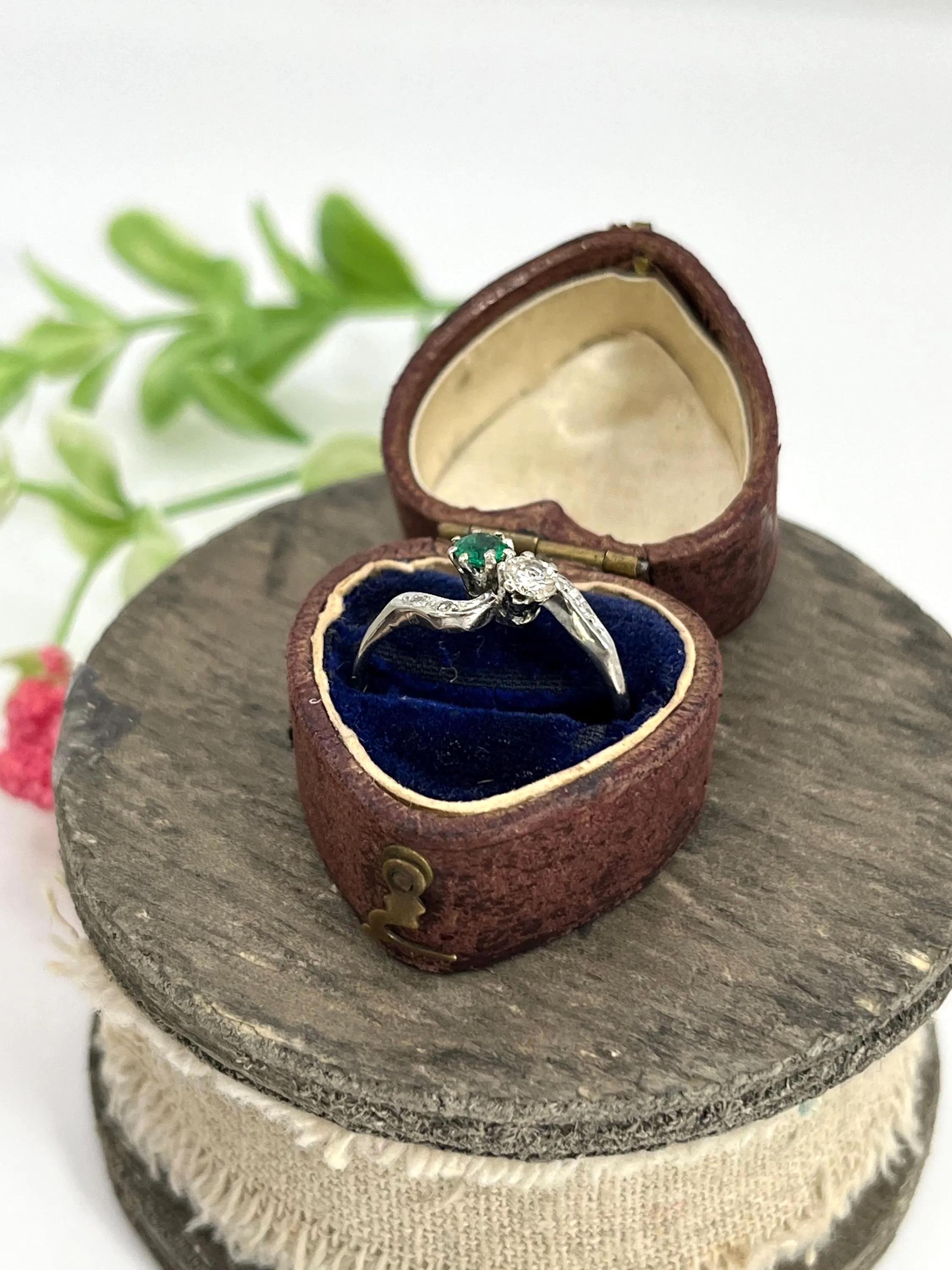  Bague Toi Et Moi en platine estampillé, 1920, émeraude et diamant Unisexe 