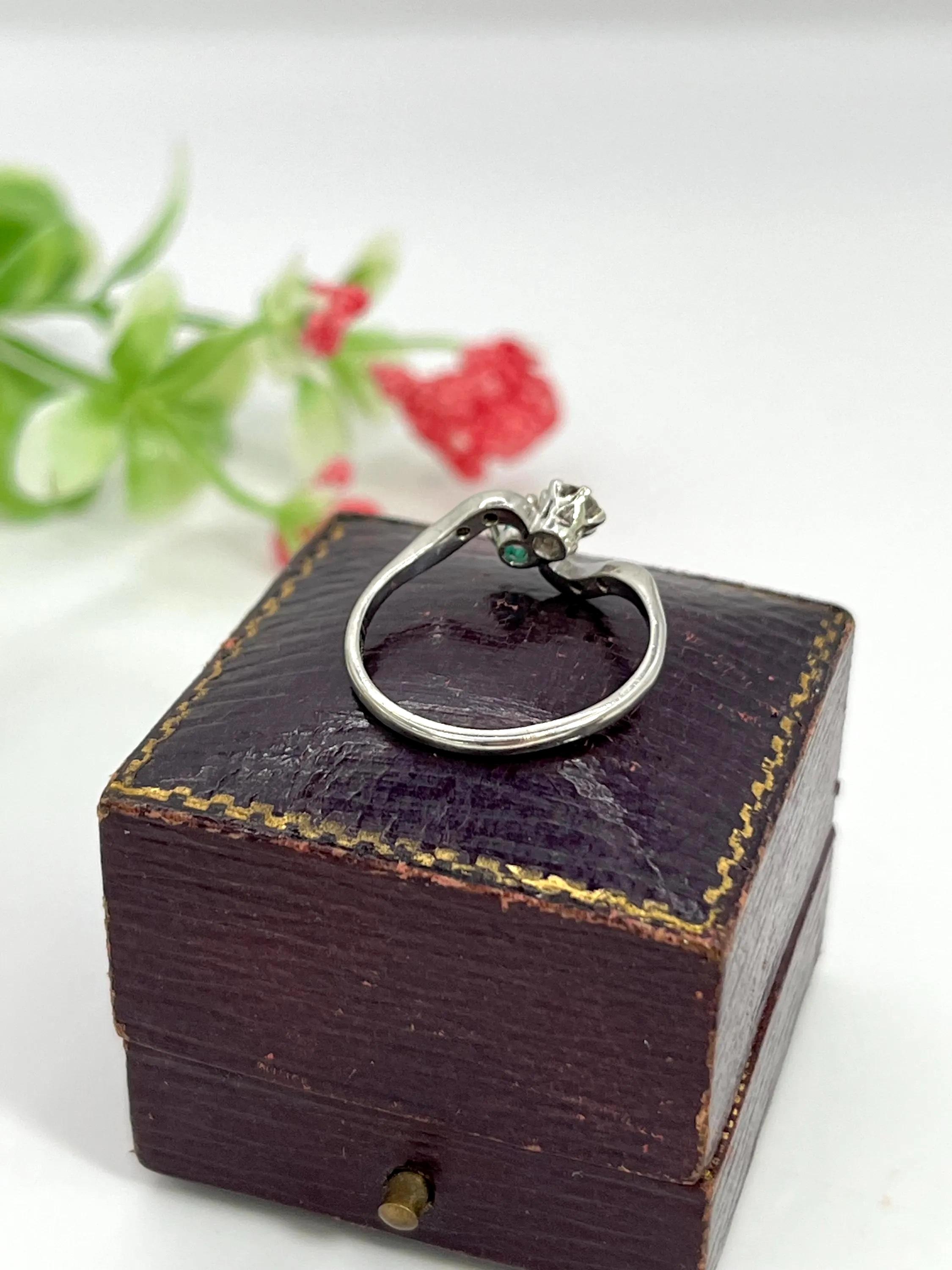 Bague Toi Et Moi en platine estampillé, 1920, émeraude et diamant 1