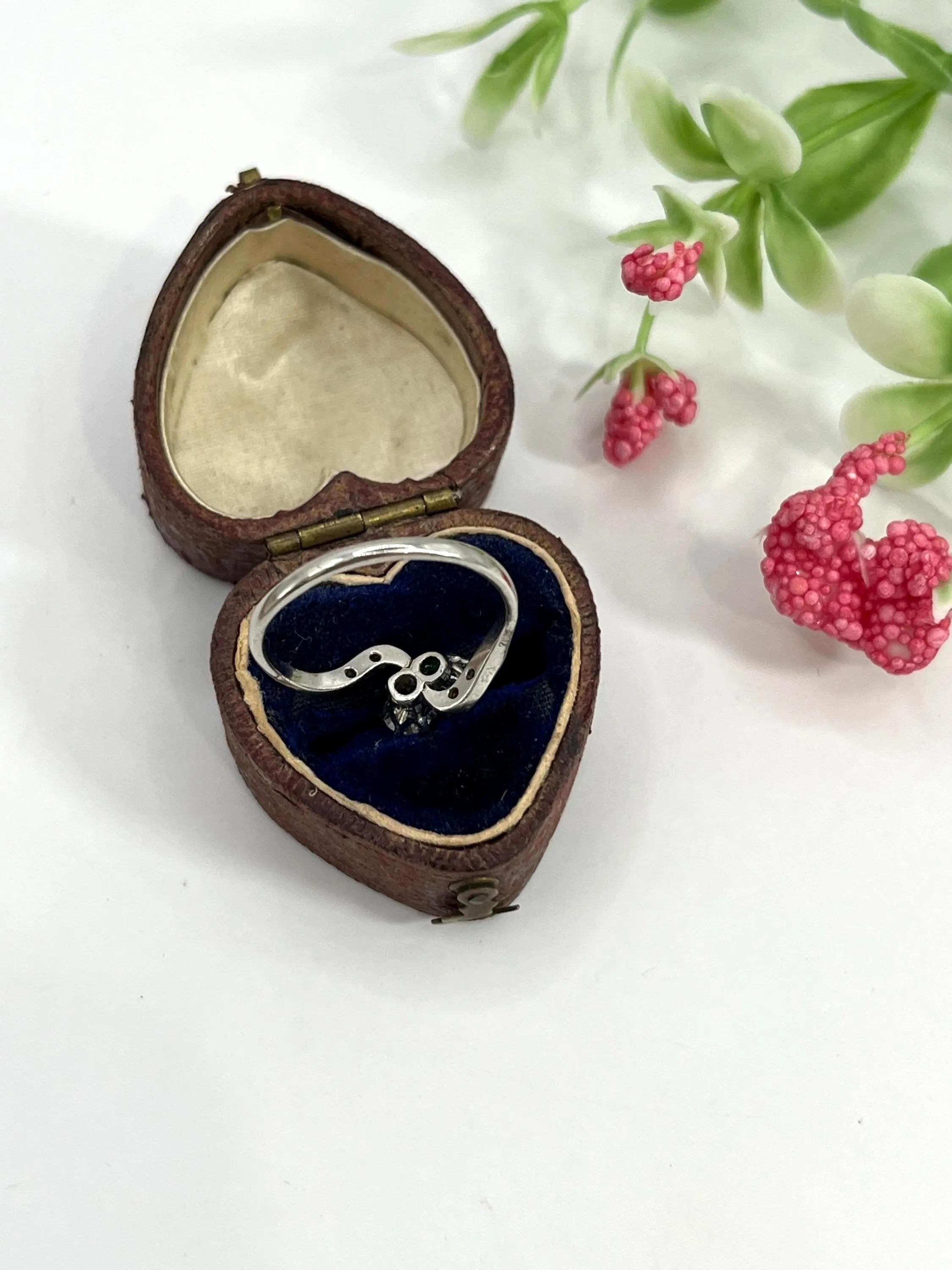 Bague Toi Et Moi en platine estampillé, 1920, émeraude et diamant 3