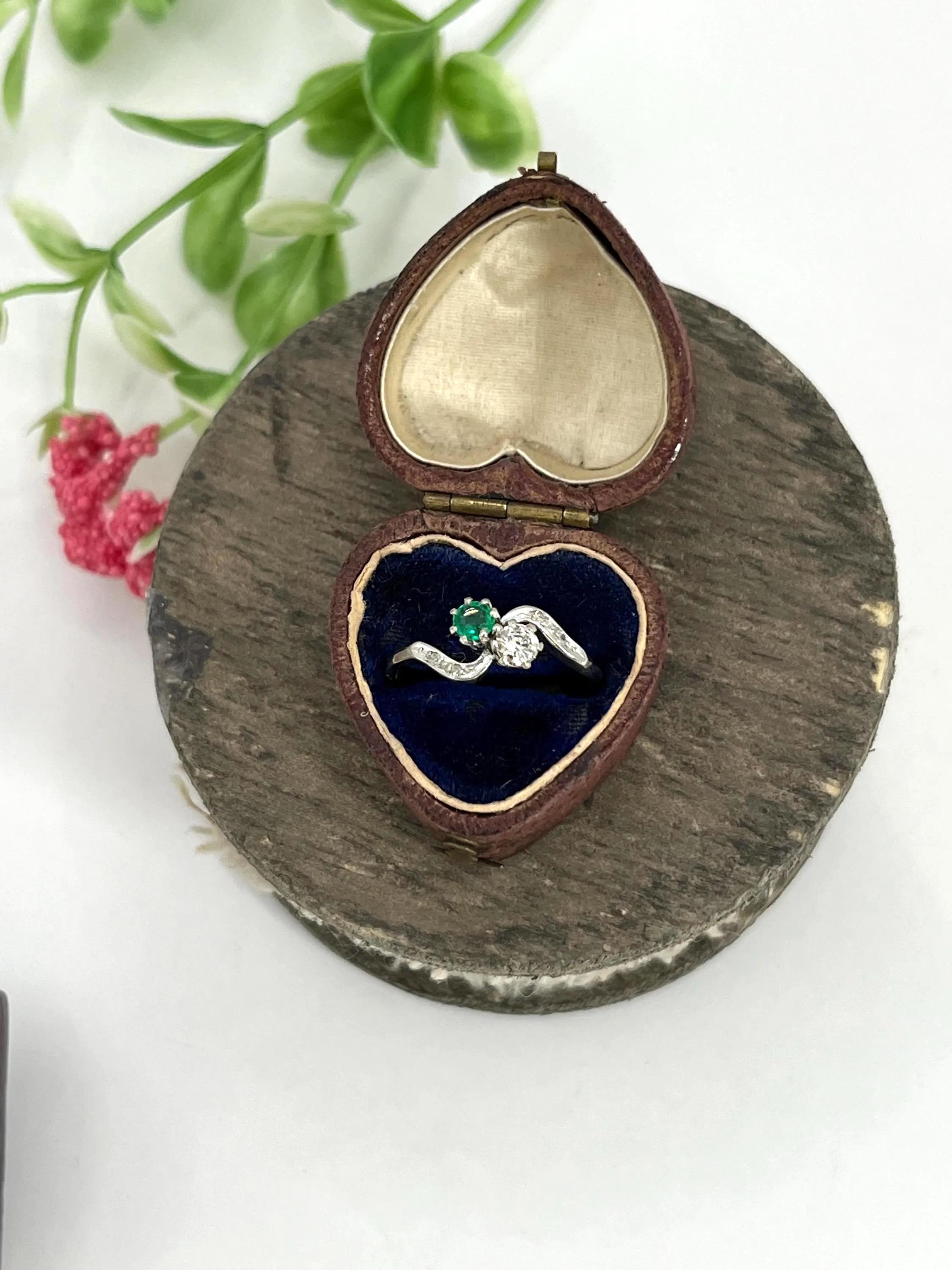 Bague Toi Et Moi en platine estampillé, 1920, émeraude et diamant 4