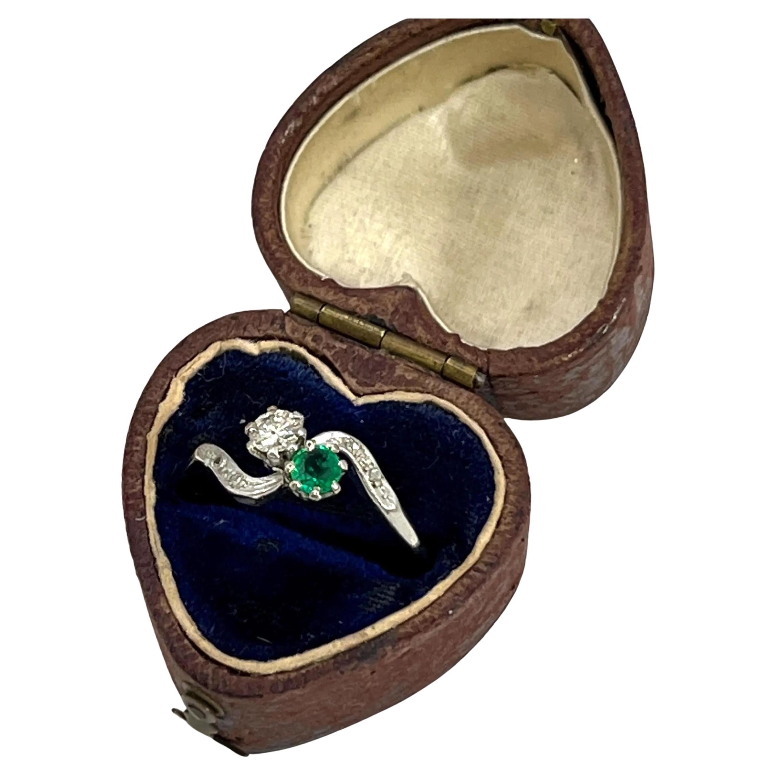 Bague Toi Et Moi en platine estampillé, 1920, émeraude et diamant