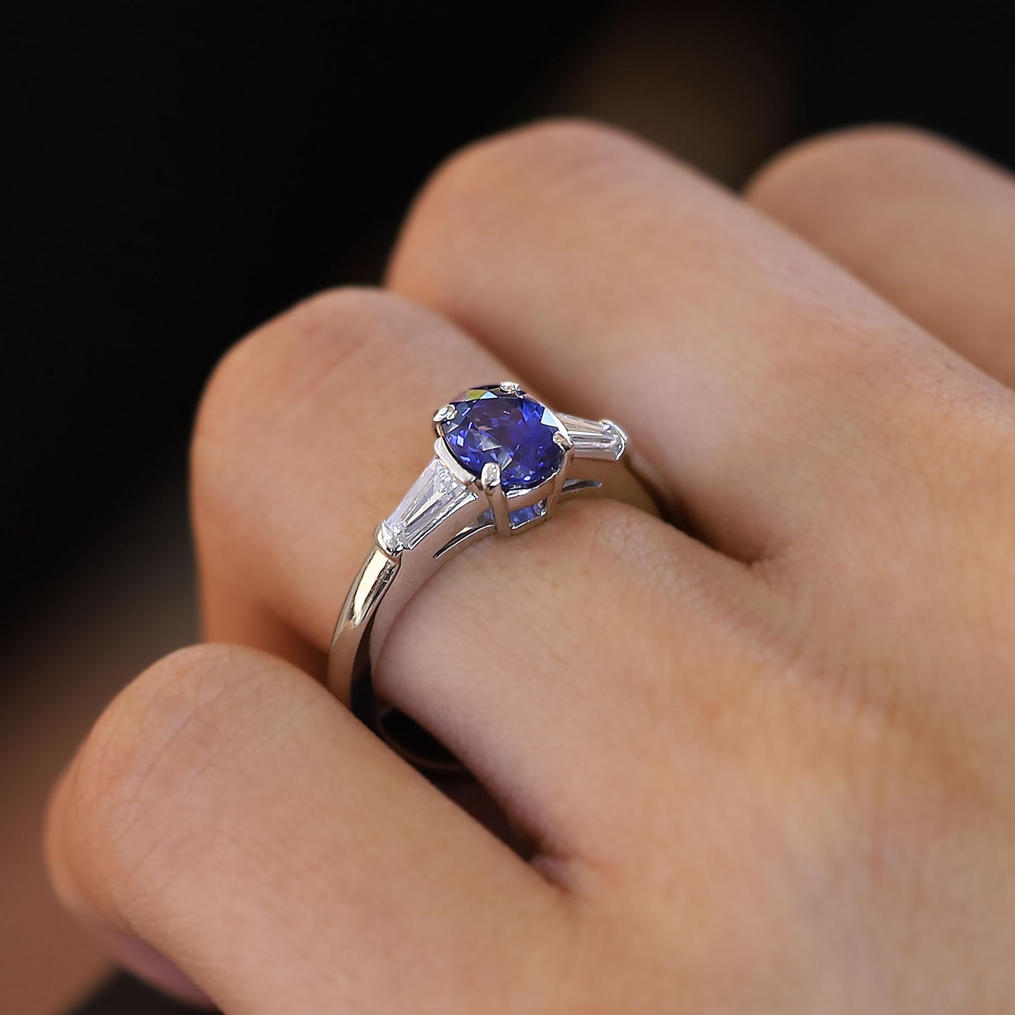 Contemporaneo Anello di fidanzamento ovale in platino Tiffany & Co. con zaffiro e diamante a 3 pietre in vendita