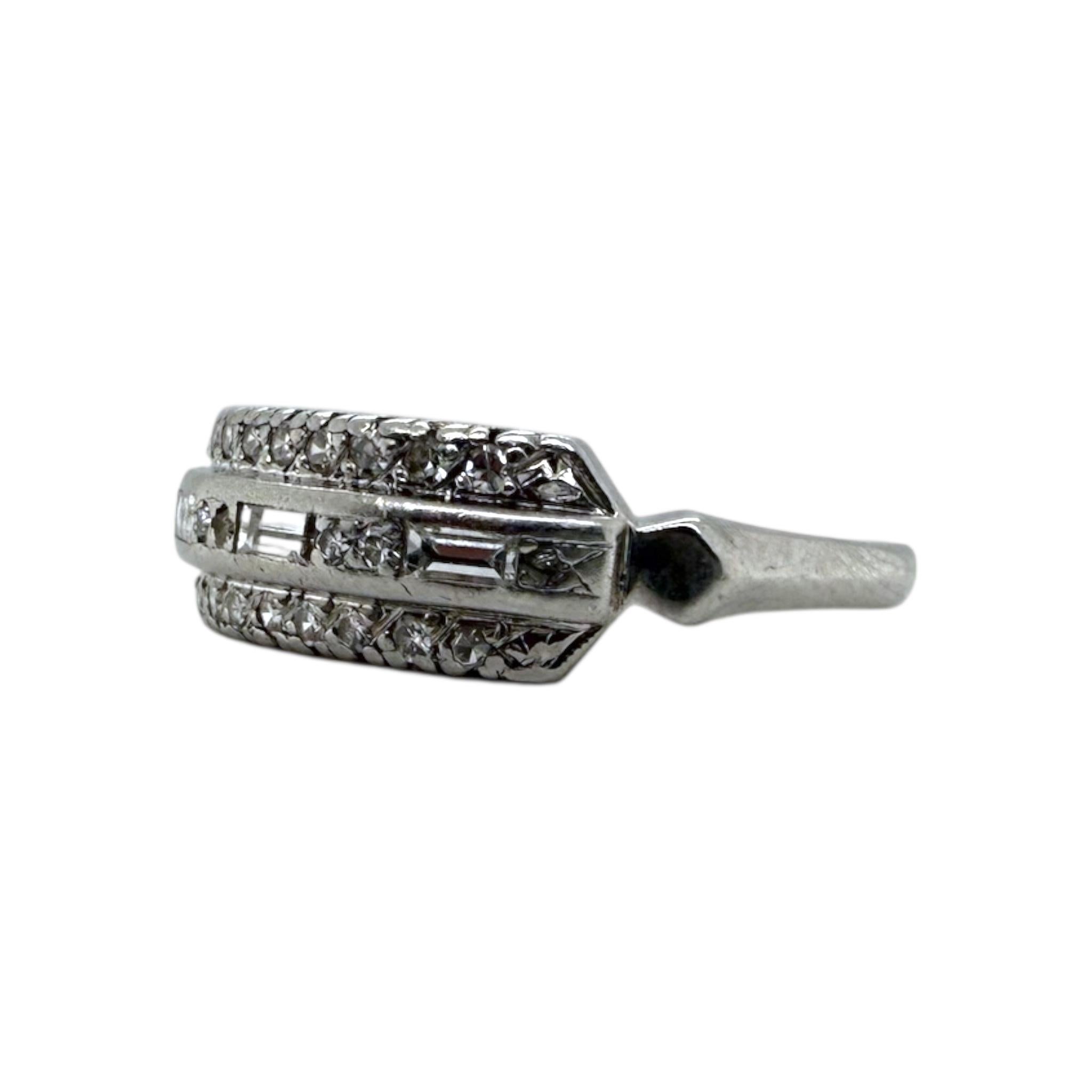 Vintage Platin dreireihiges Baguette-Diamantband Damen im Angebot