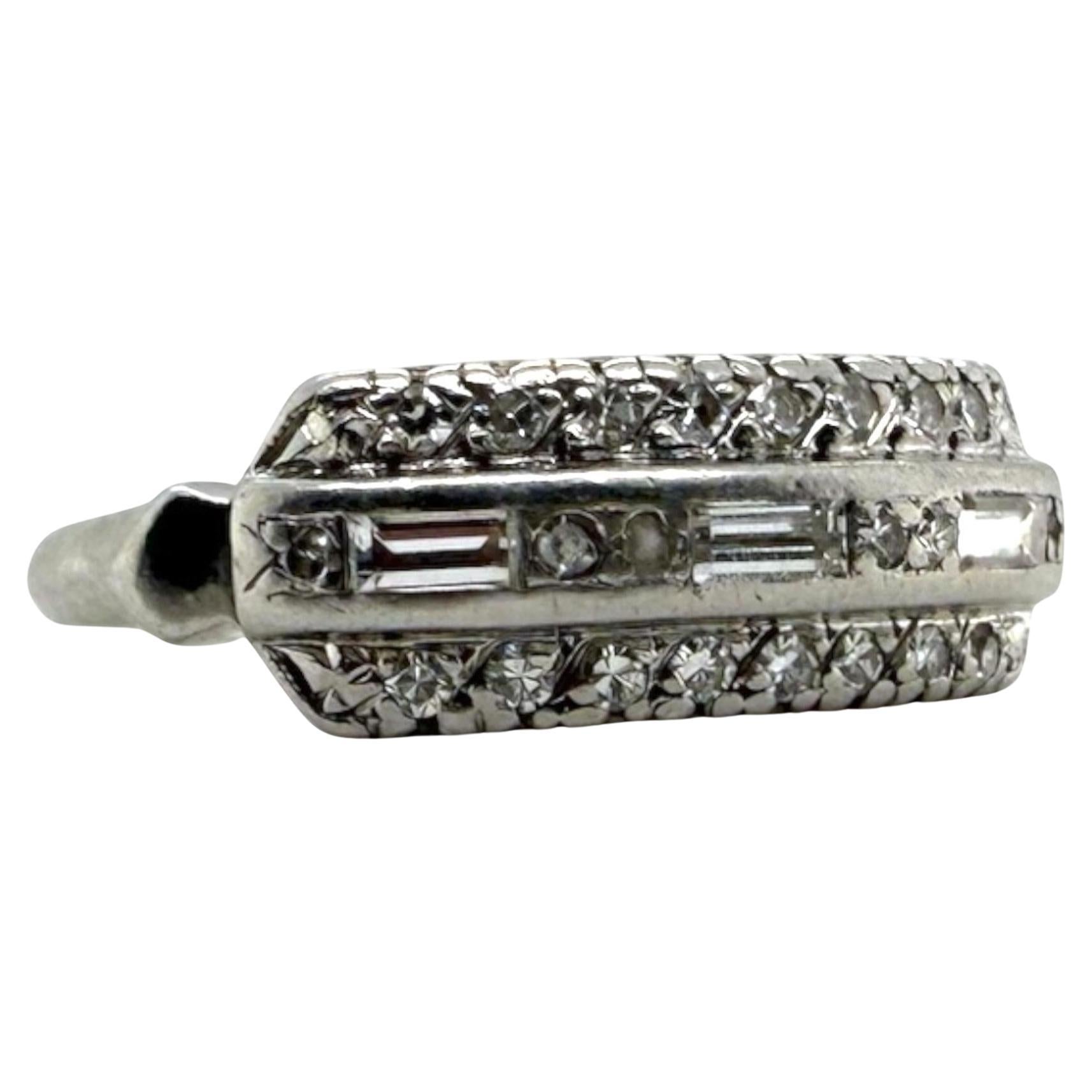 Vintage Platin dreireihiges Baguette-Diamantband im Angebot