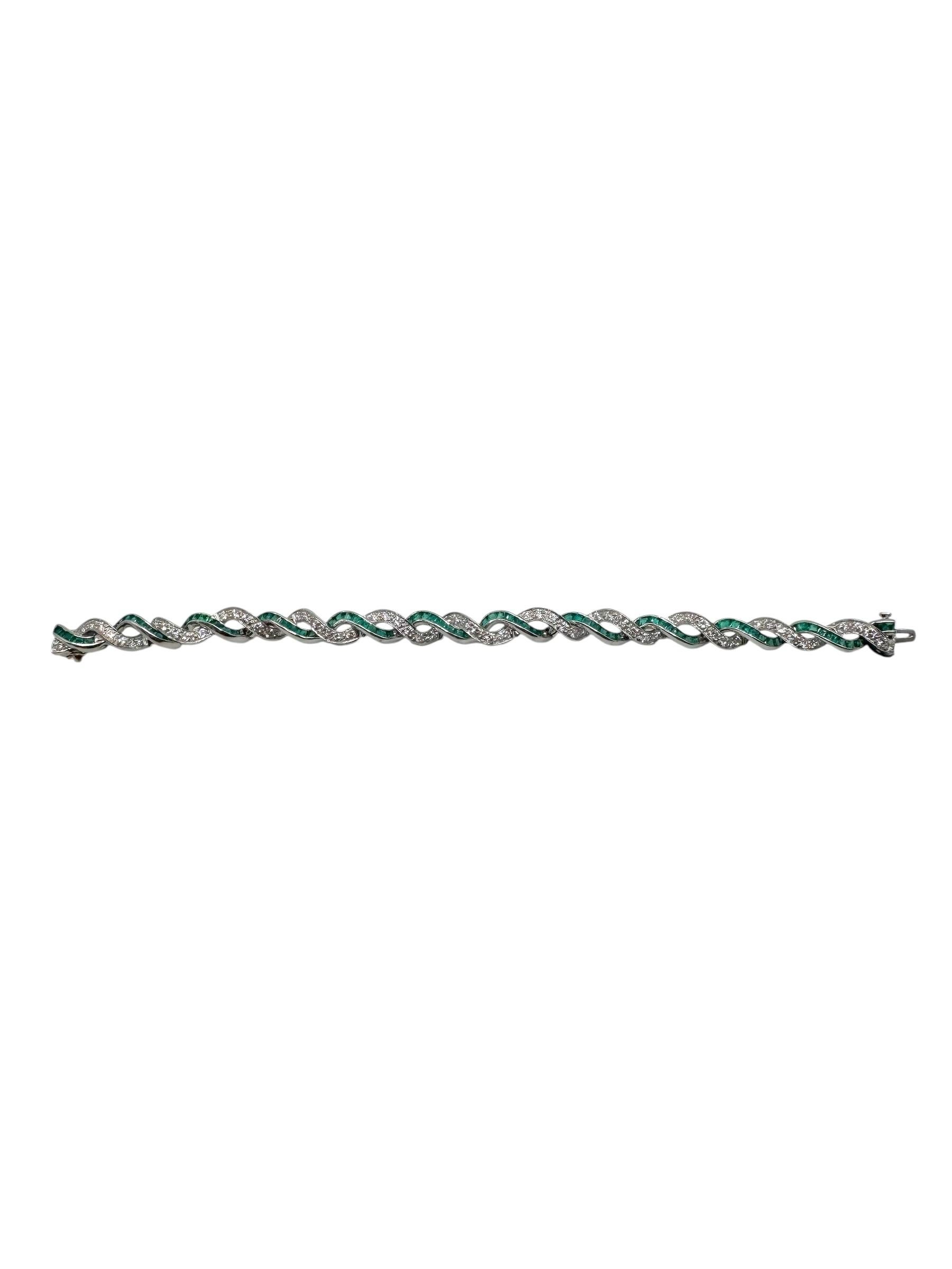 Una preciosa pulsera vintage de platino con un elegante diseño de cinta retorcida engastada con vibrantes esmeraldas y diamantes talla brillante. El diseño alternativo presenta esmeraldas de talla cuadrada engarzadas en canal que suman