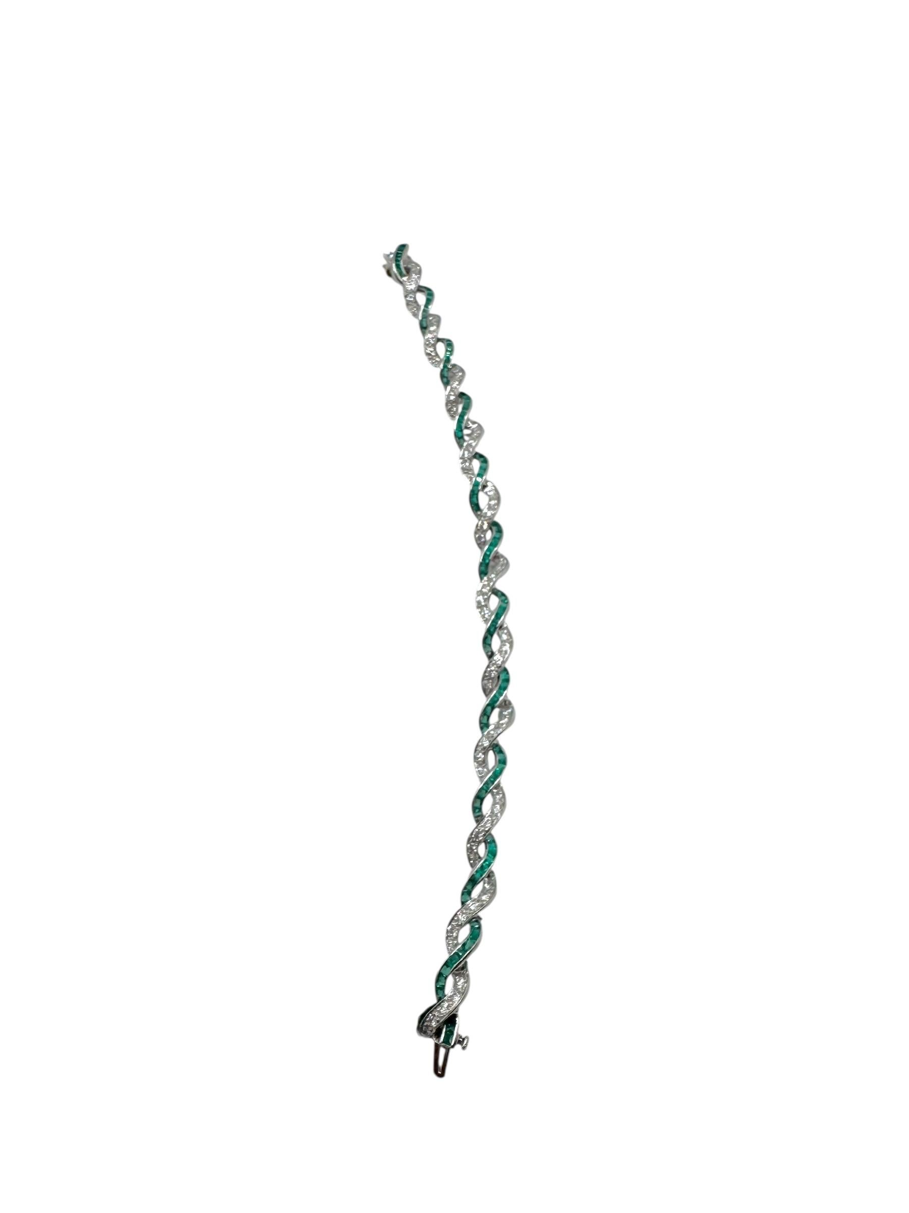 Pulsera vintage Twist de platino con esmeraldas y diamantes Corte brillante en venta