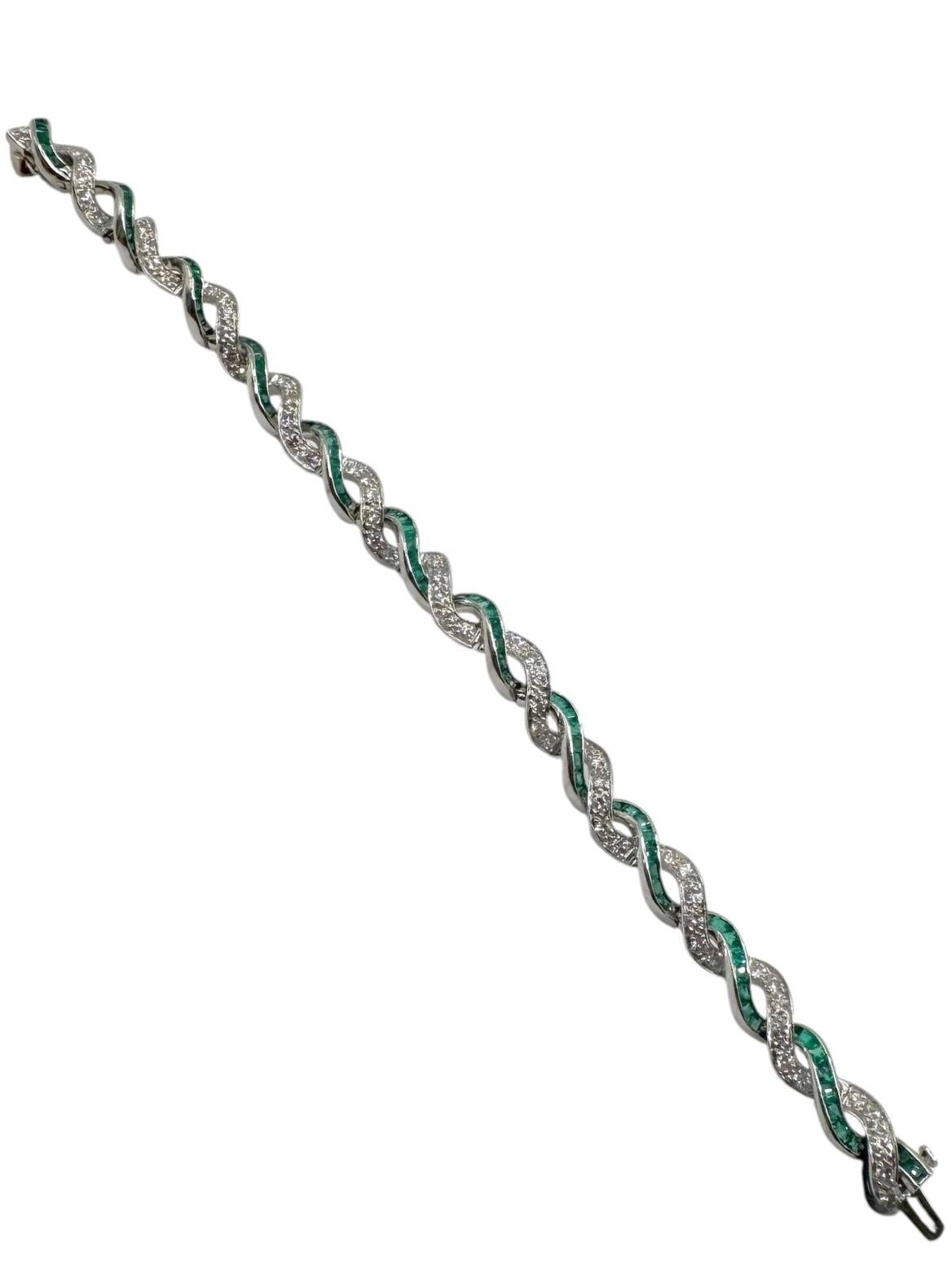 Pulsera vintage Twist de platino con esmeraldas y diamantes en Excelente estado para la venta en Great Neck Plaza, NY