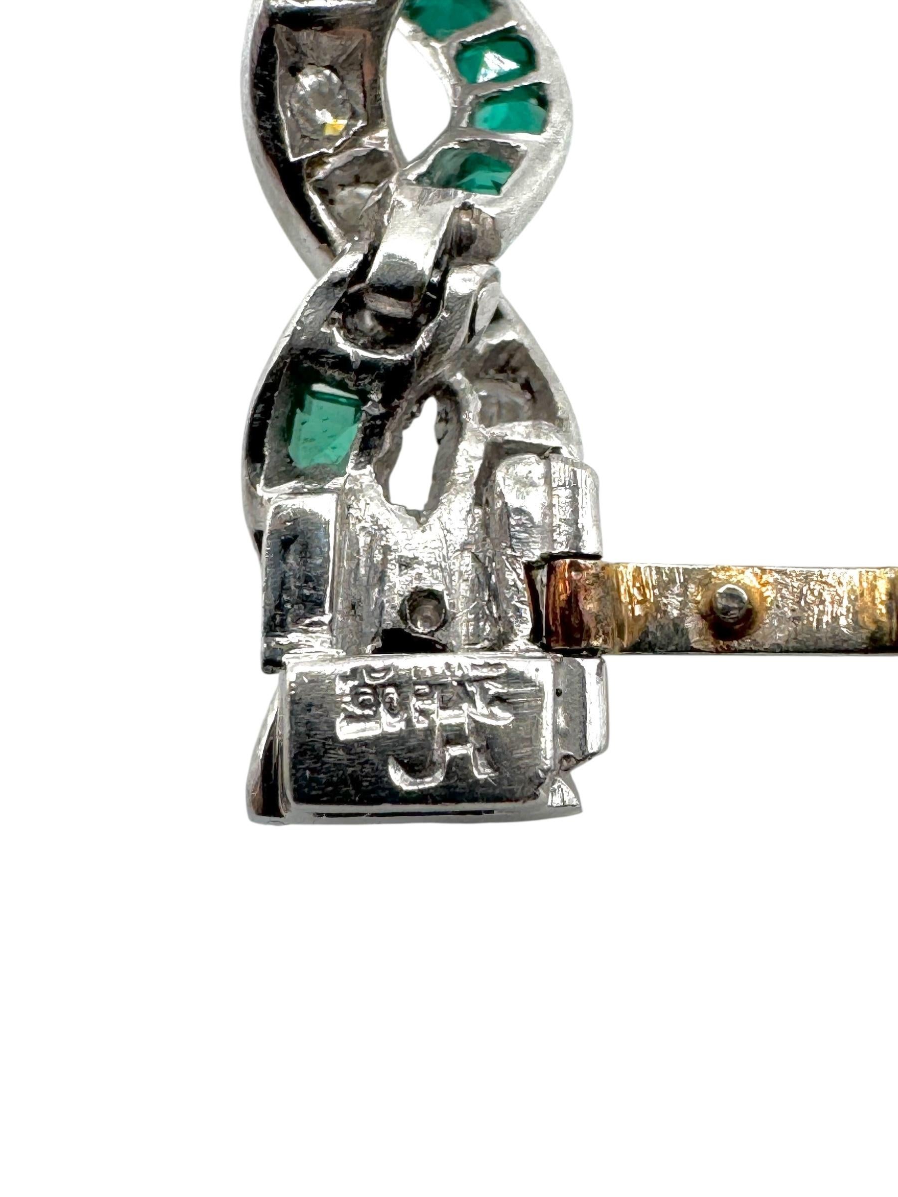 Pulsera vintage Twist de platino con esmeraldas y diamantes en venta 1