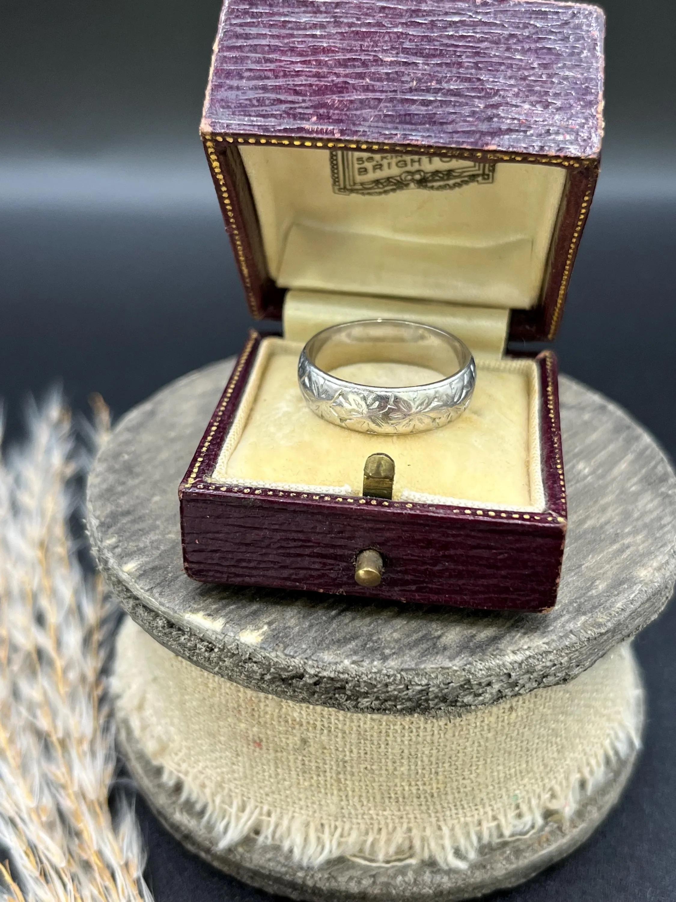 Anello di platino d'epoca con incisione, circa anni '40 in vendita 6