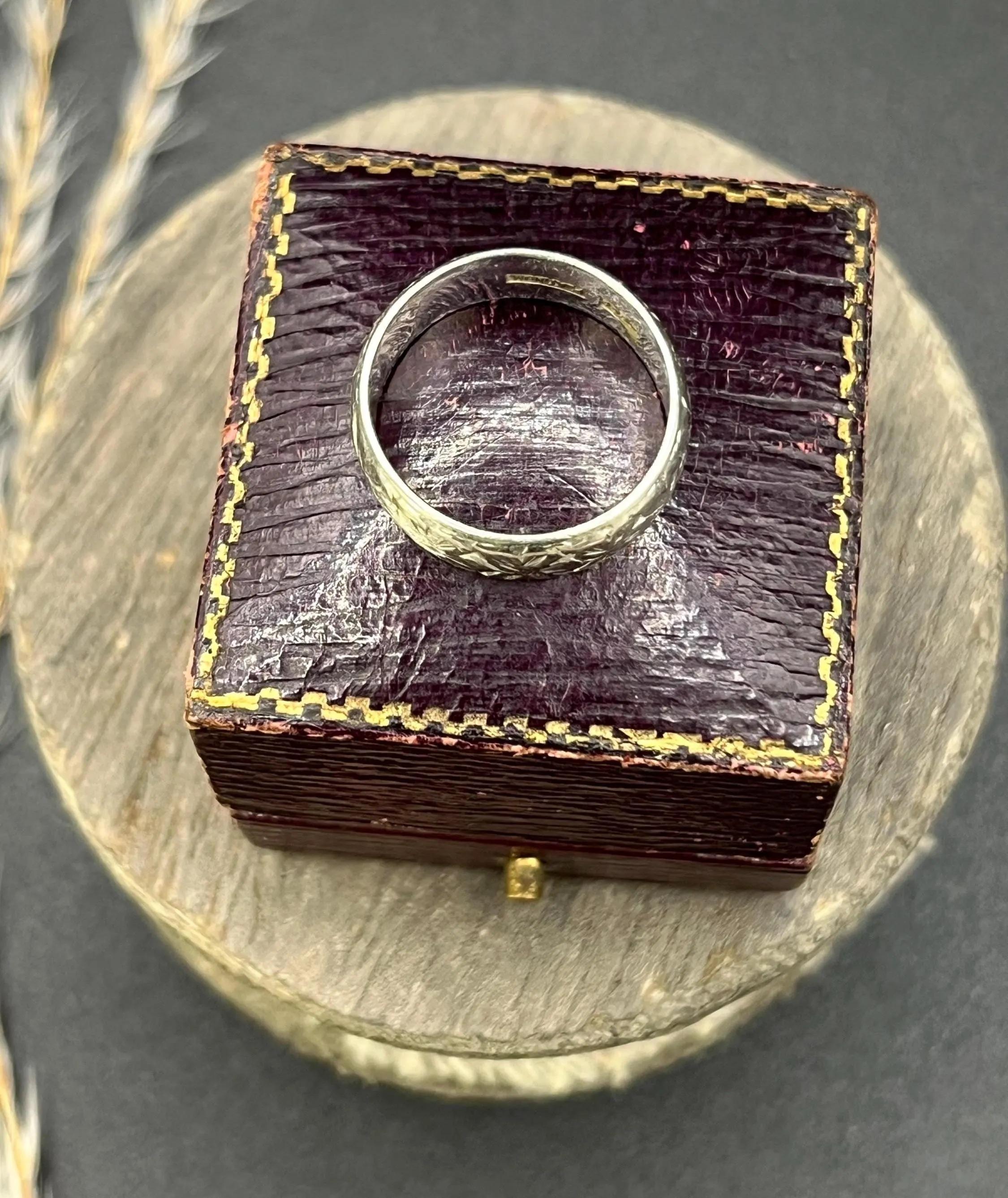 Anello di platino d'epoca con incisione, circa anni '40 in vendita 7