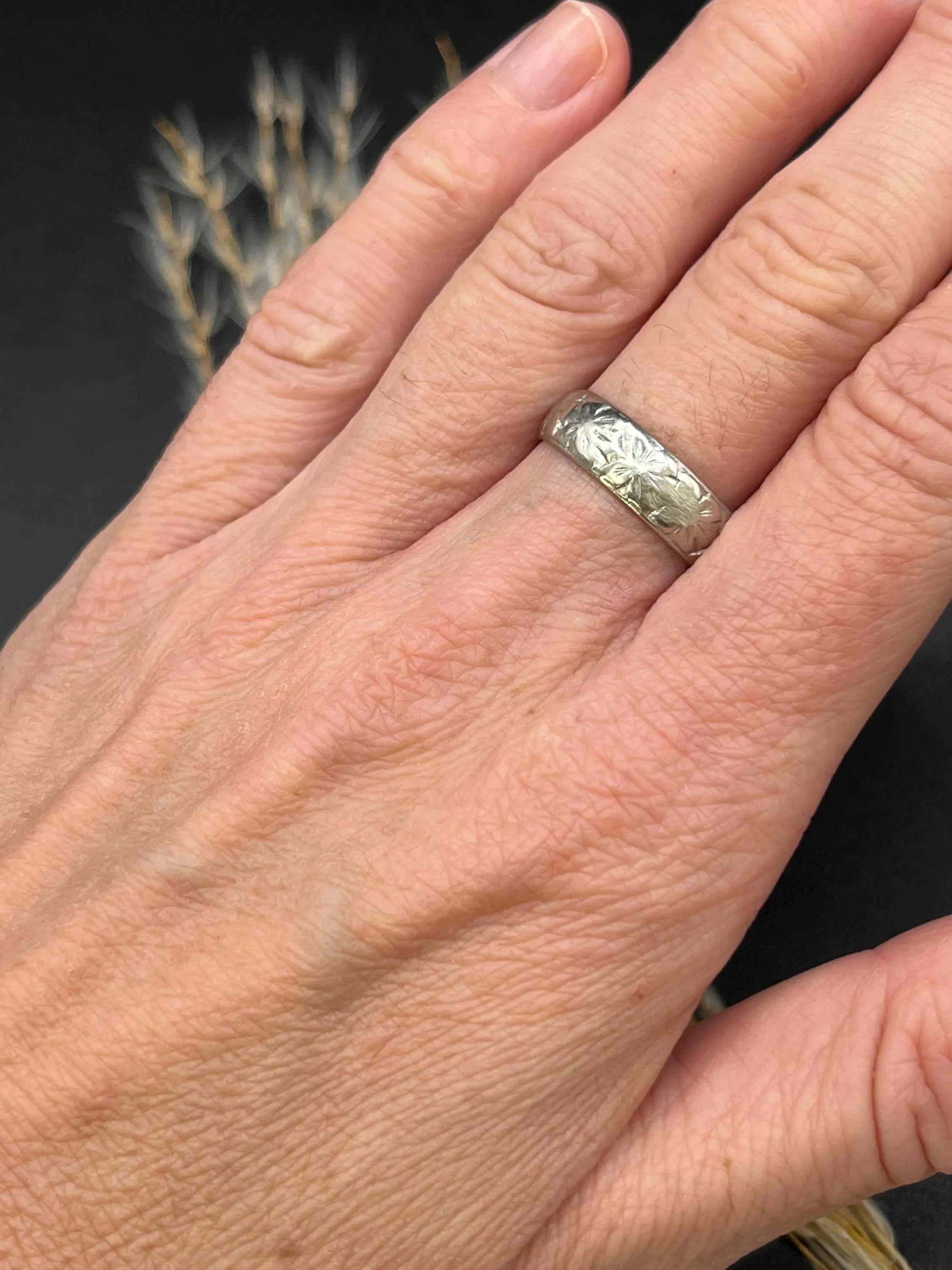 Fascia in platino con incisione vintage

Circa 1940

Makers Mark ACCc

Stampato in platino

Questa bella fascia in platino è decorata con un motivo inciso su tutto il perimetro. Il cinturino è stampato in platino all'interno, a garanzia della sua