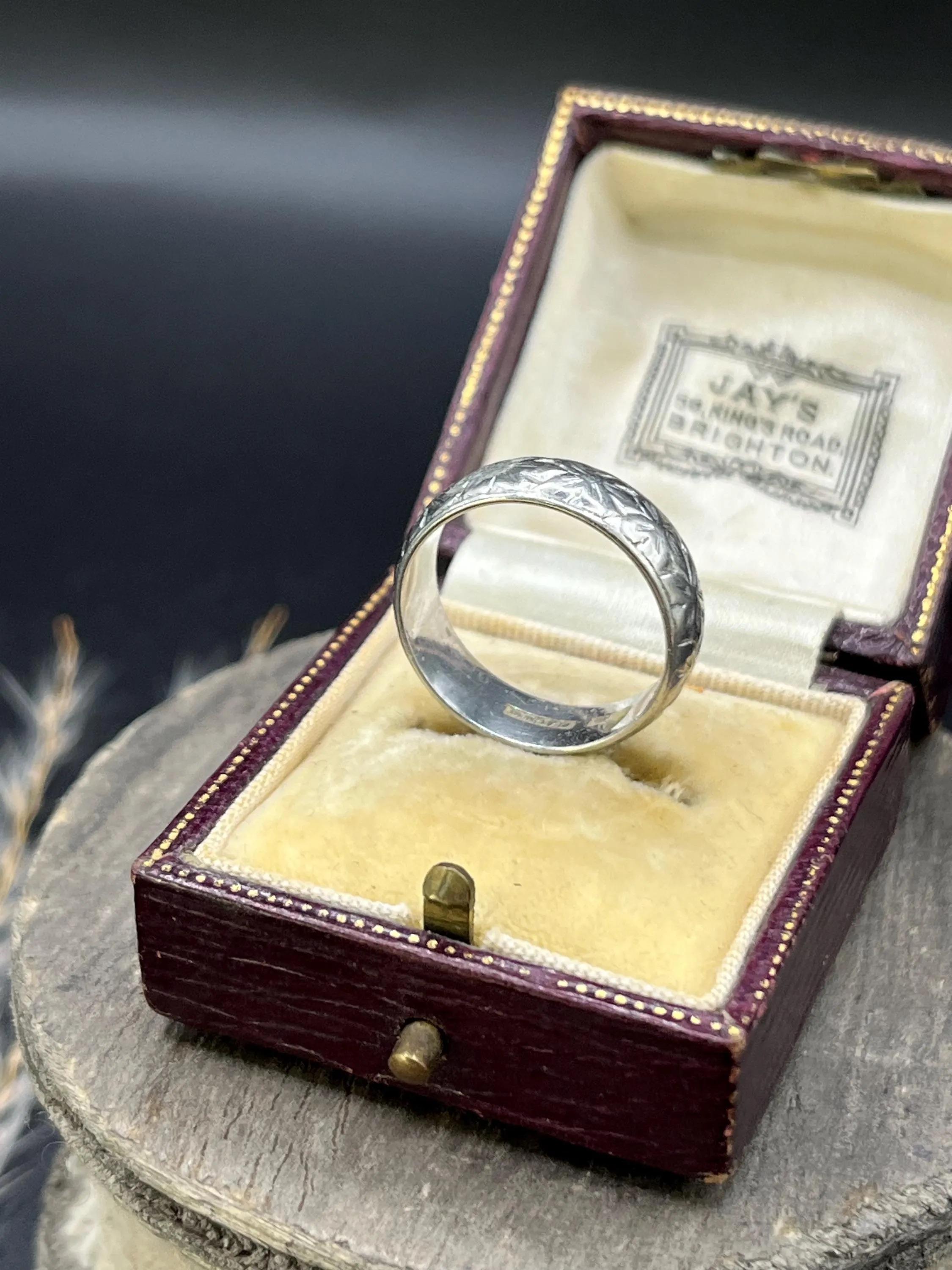 Anello di platino d'epoca con incisione, circa anni '40 In condizioni buone in vendita a Brighton, GB