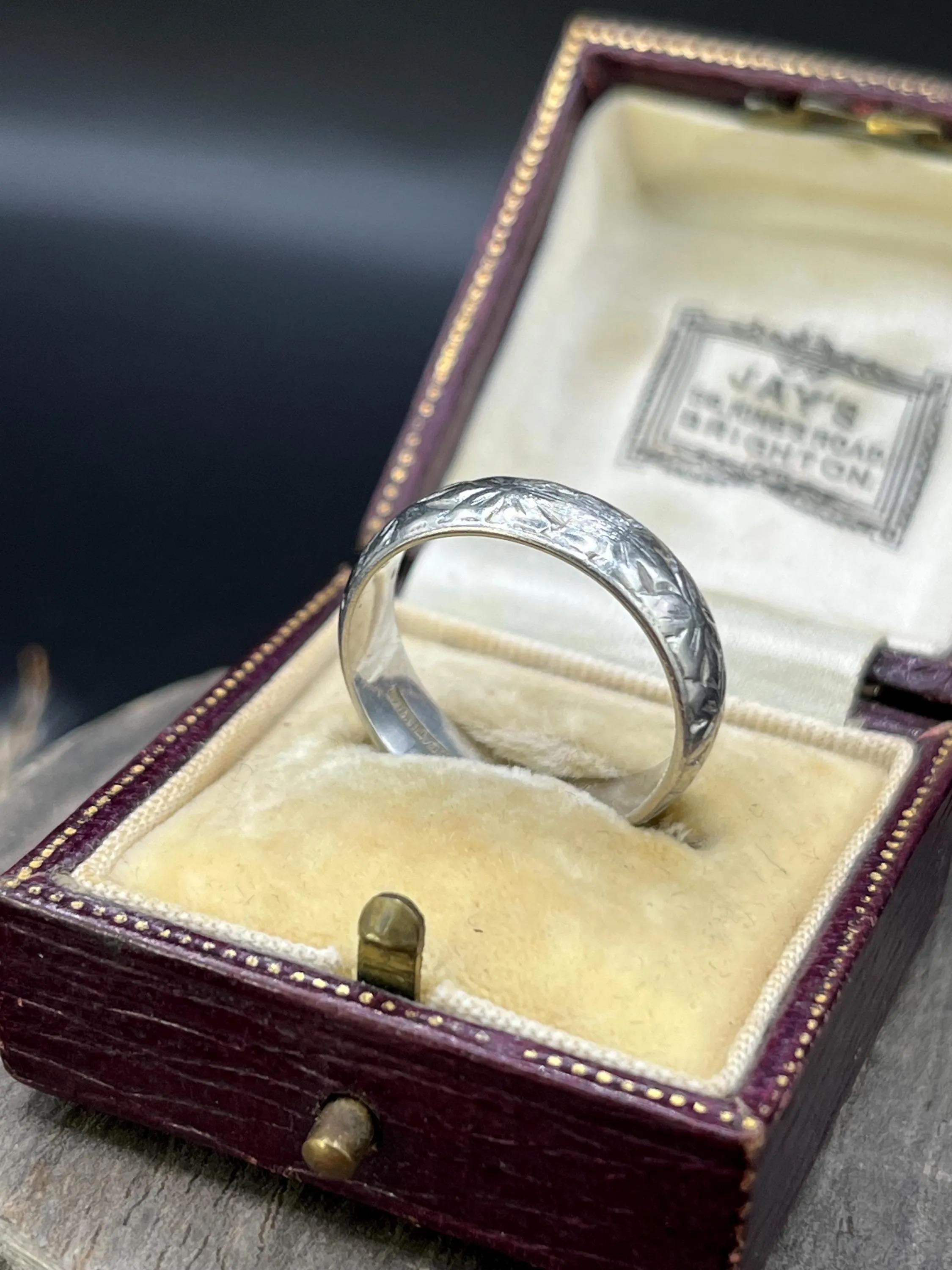 da uomo o donna Anello di platino d'epoca con incisione, circa anni '40 in vendita