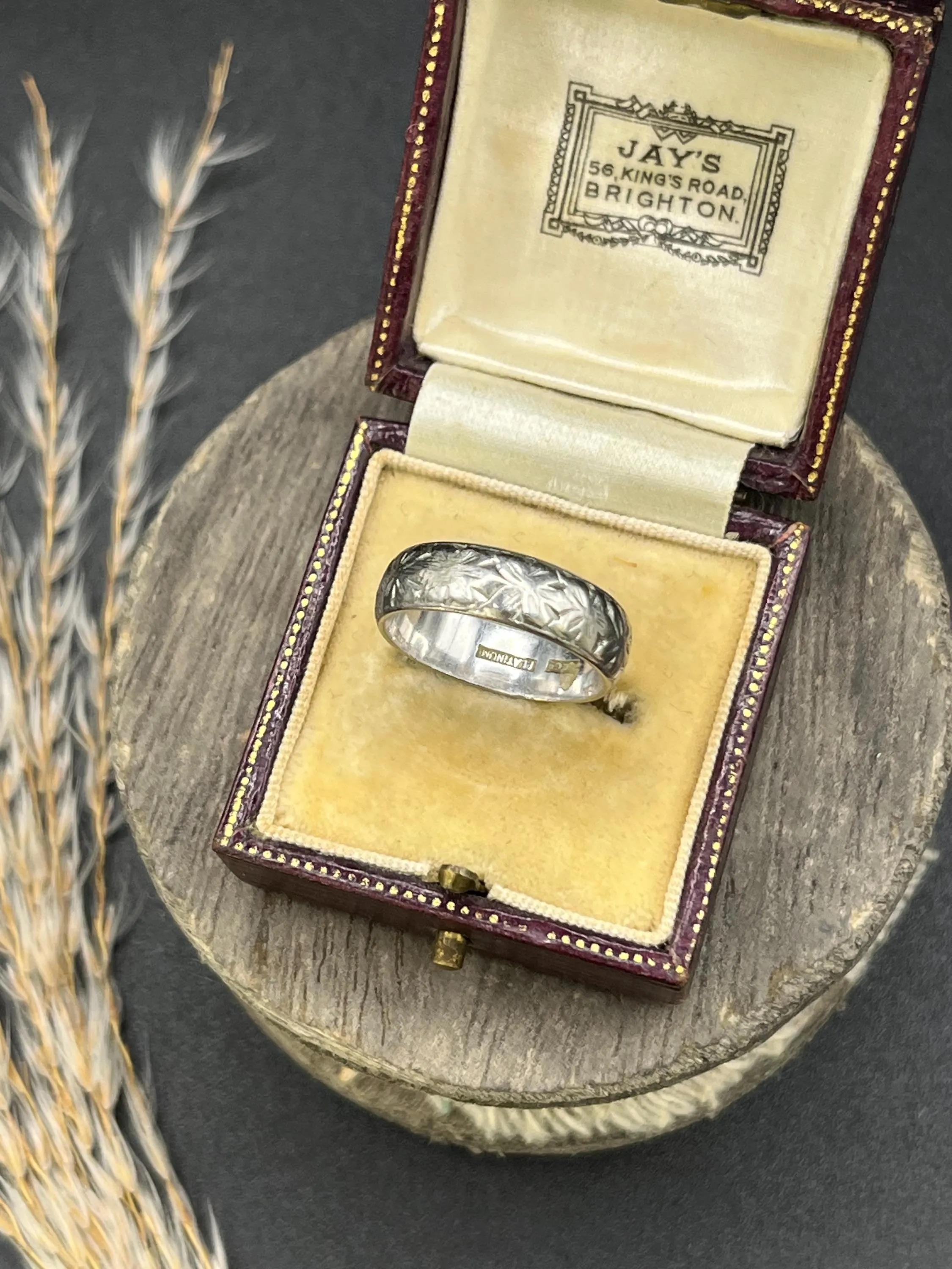 Anello di platino d'epoca con incisione, circa anni '40 in vendita 1