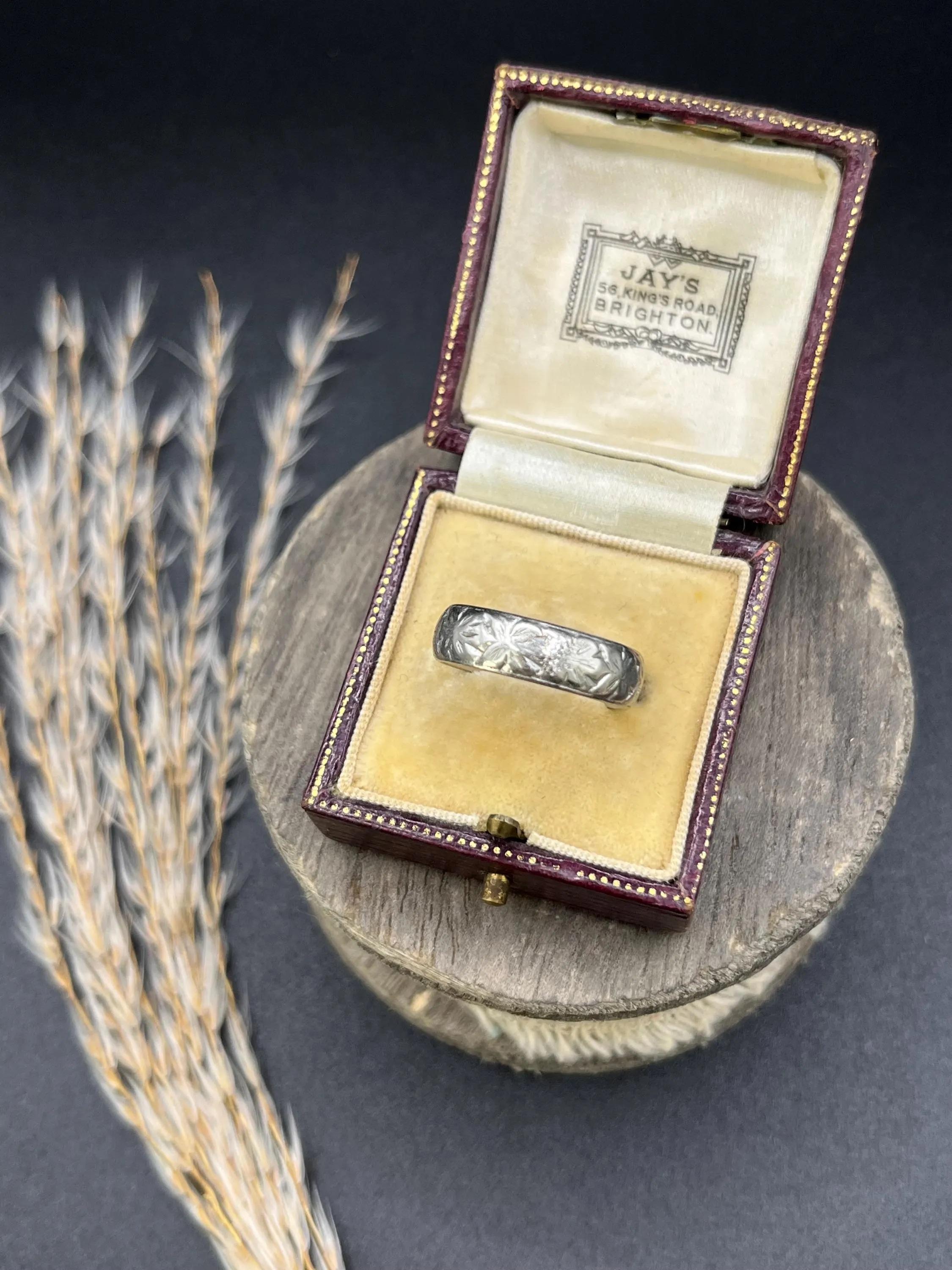 Anello di platino d'epoca con incisione, circa anni '40 in vendita 2