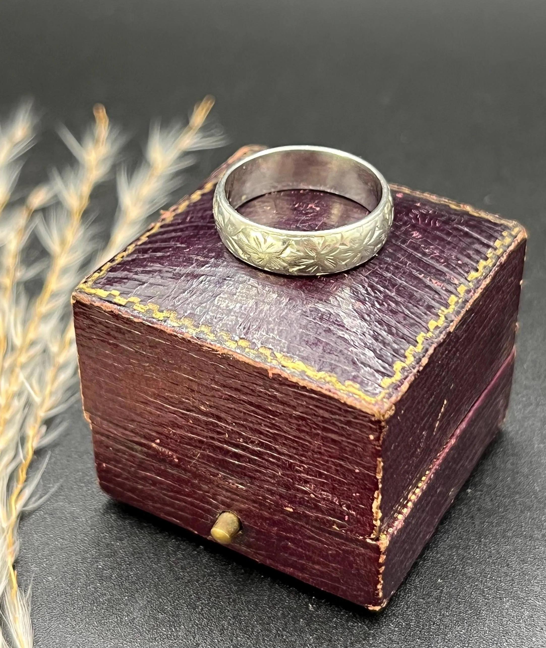 Anello di platino d'epoca con incisione, circa anni '40 in vendita 3