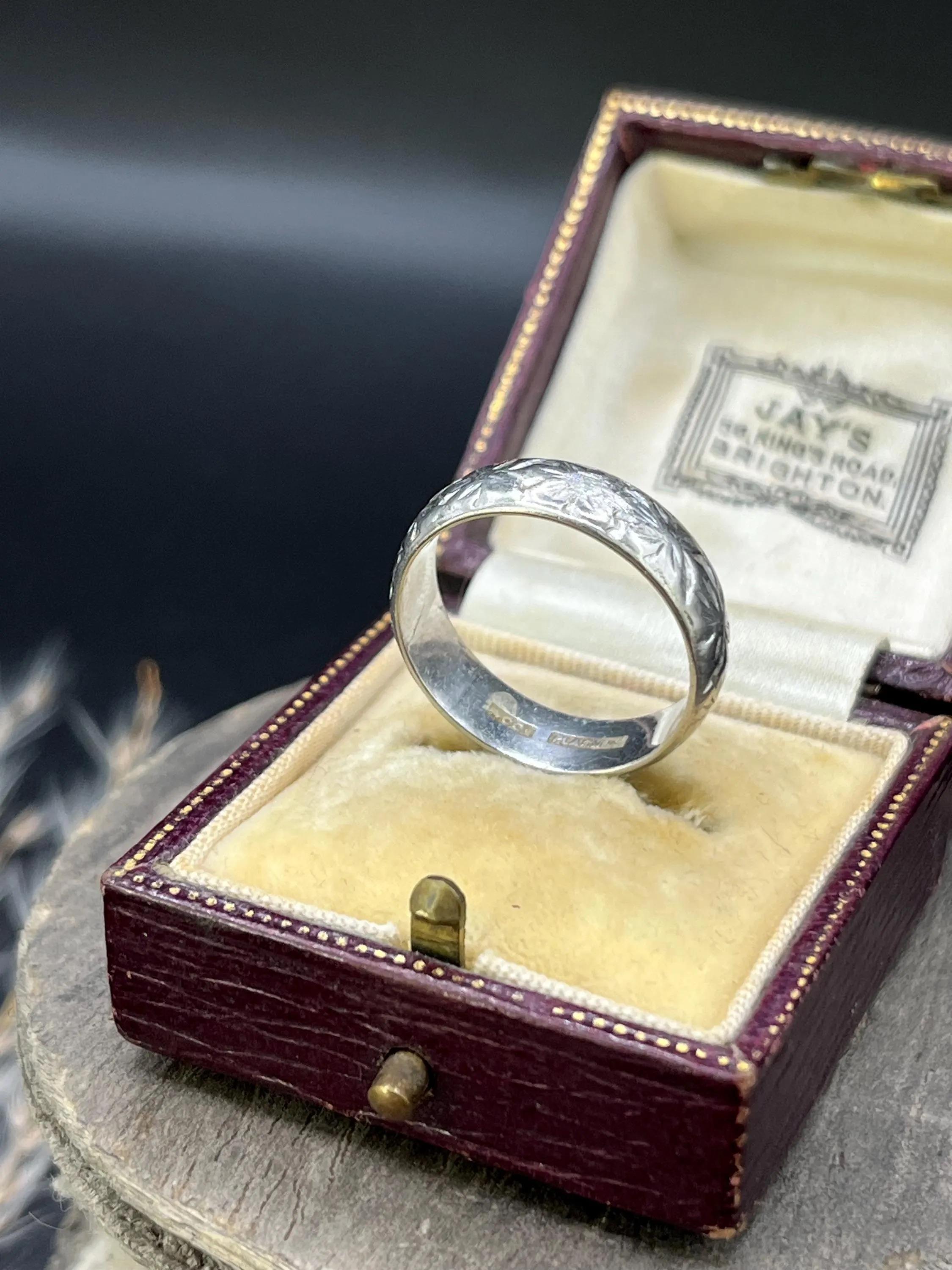 Anello di platino d'epoca con incisione, circa anni '40 in vendita 4