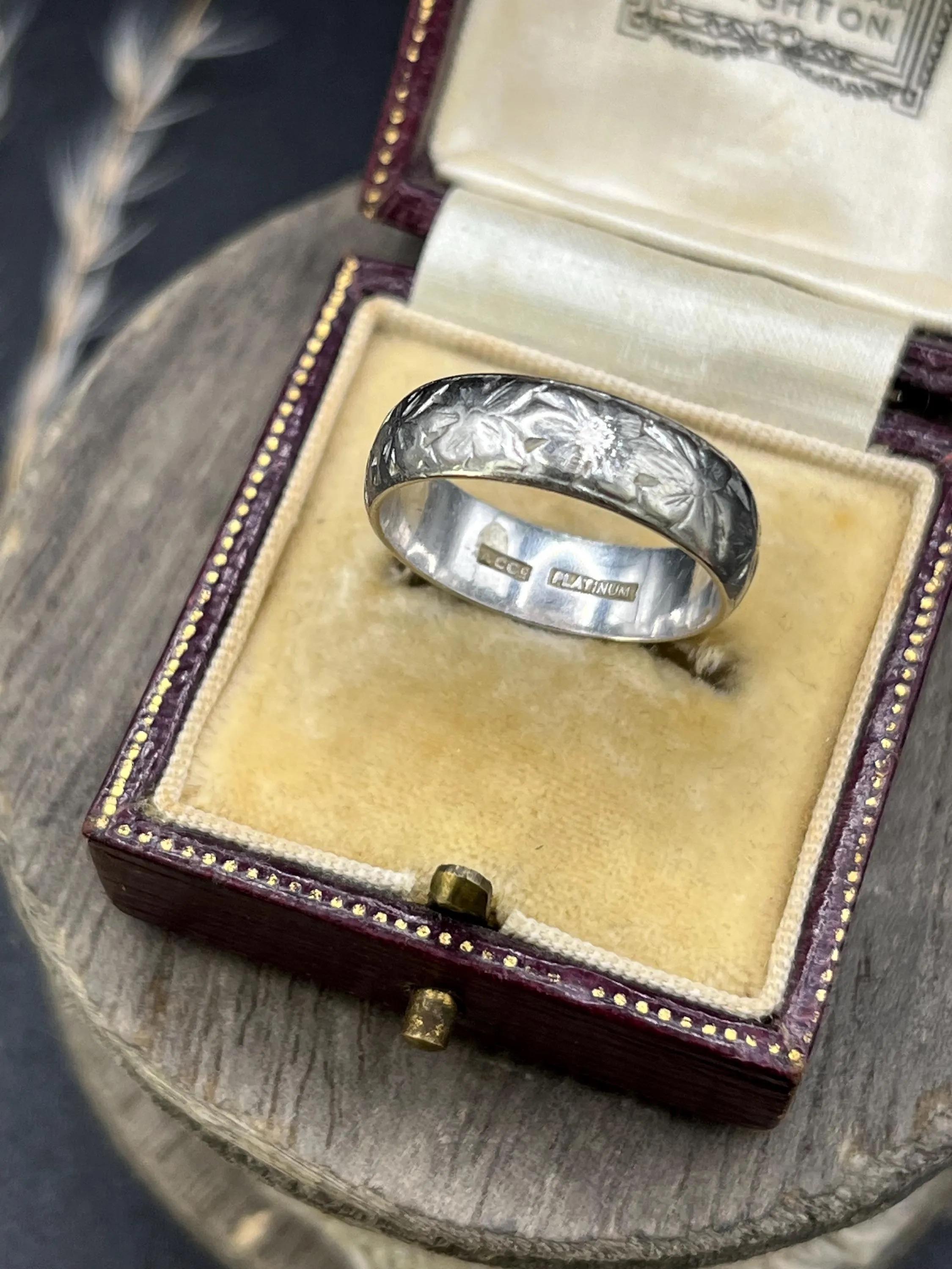 Anello di platino d'epoca con incisione, circa anni '40 in vendita 5